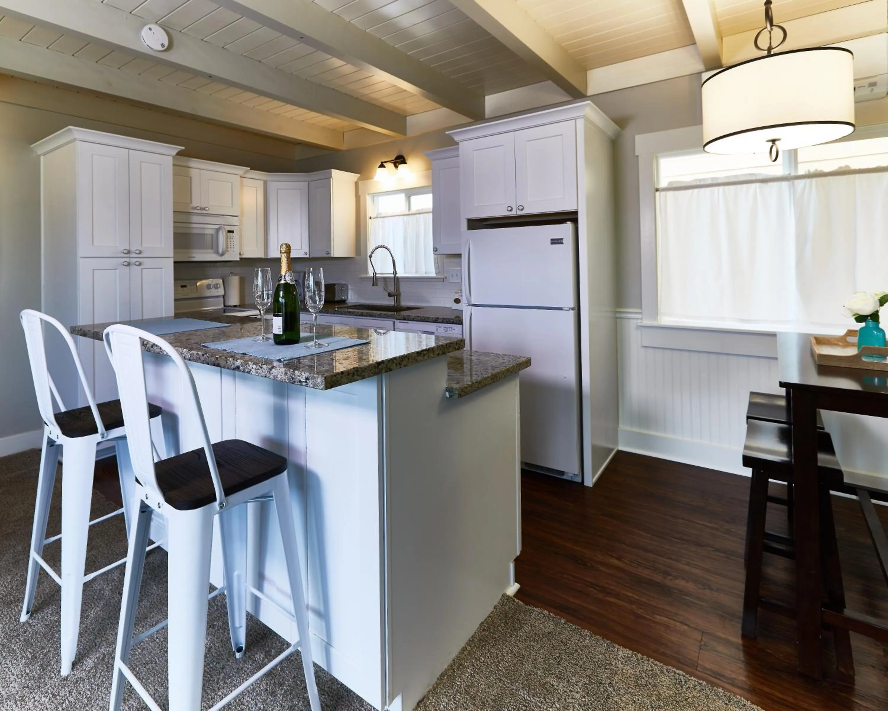 Kitchen or kitchenette in Pleasant Inn