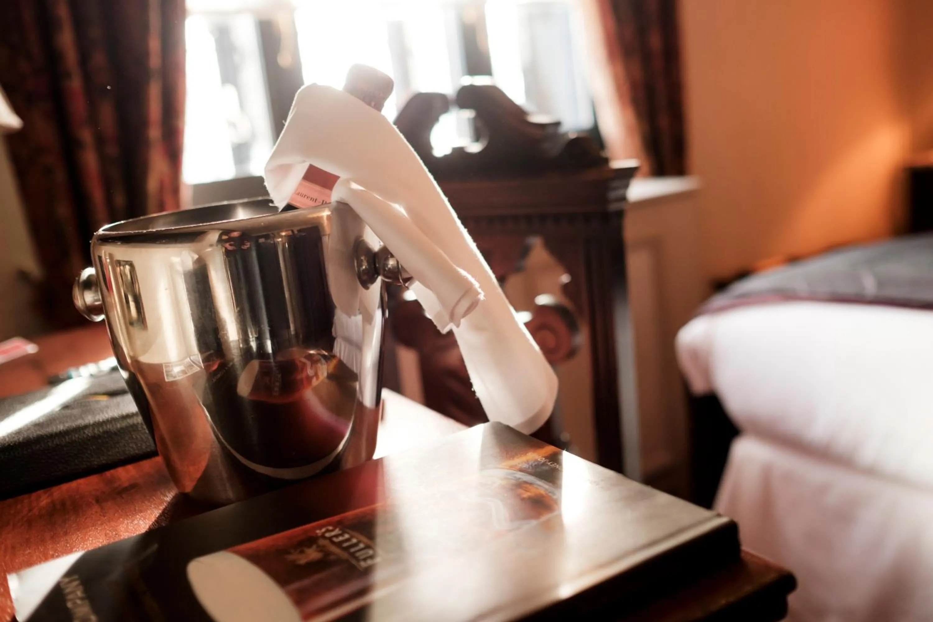 Alcoholic drinks, Bed in The White Swan Hotel