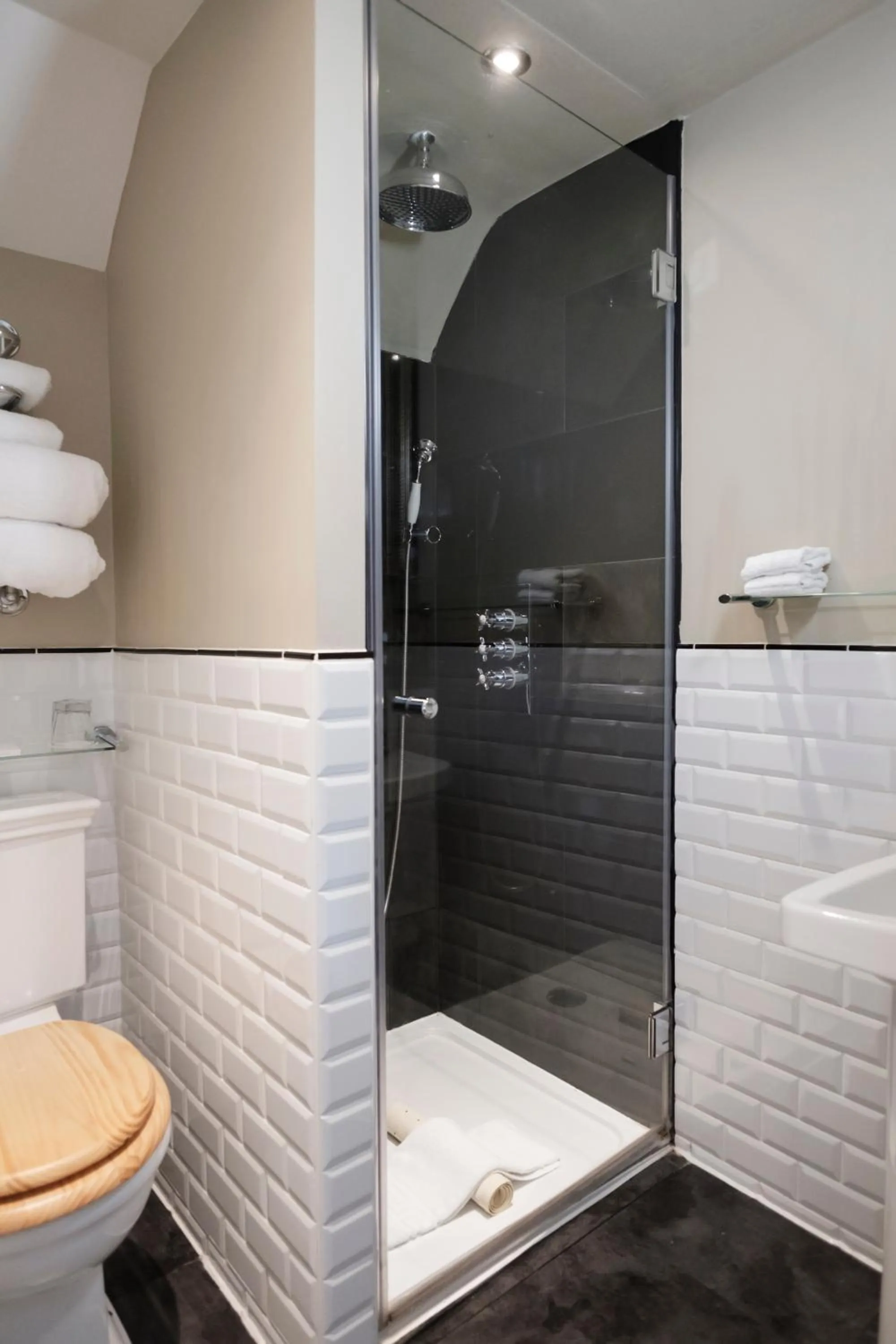 Shower in The White Swan Hotel