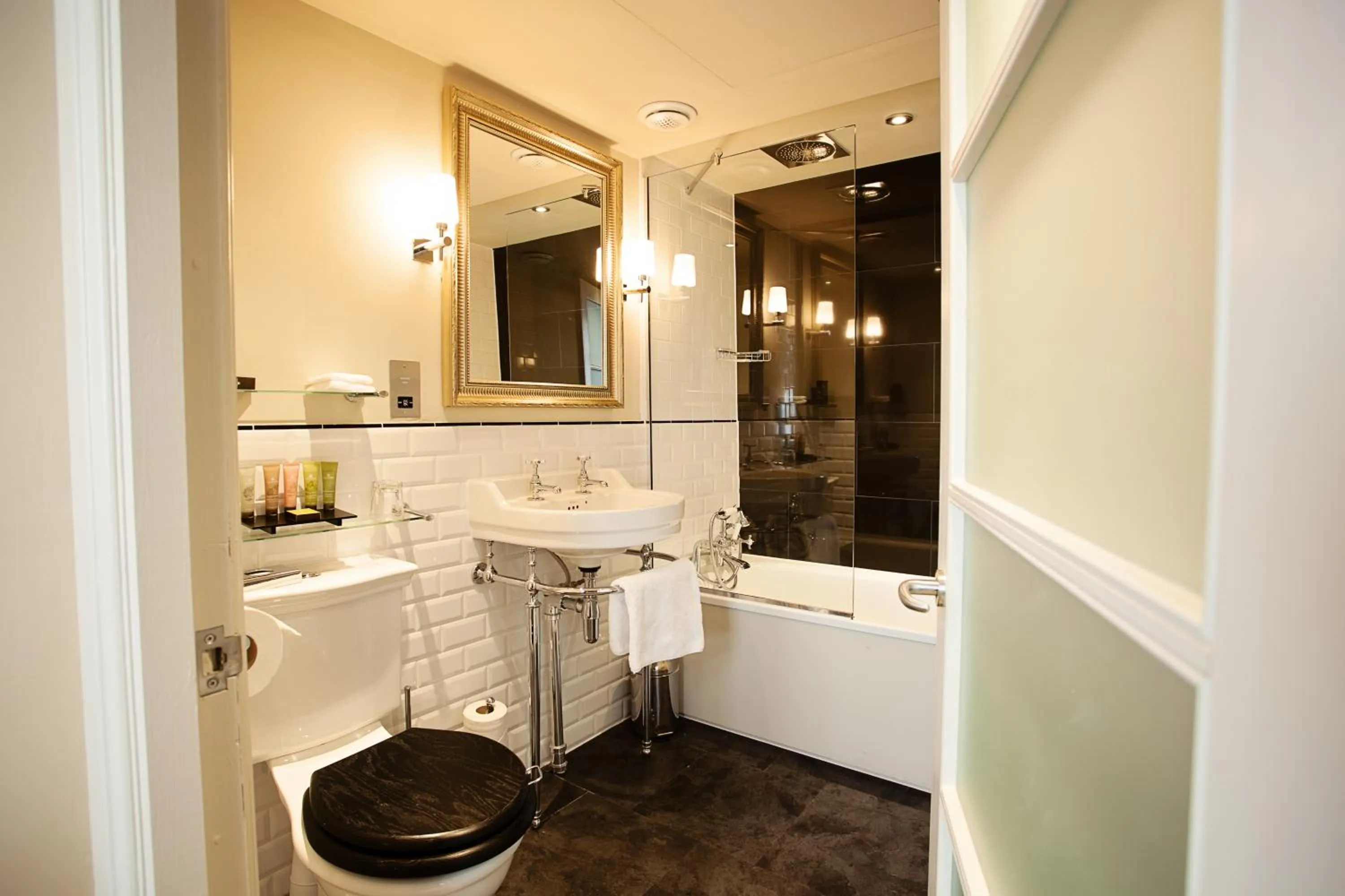 Shower in The White Swan Hotel