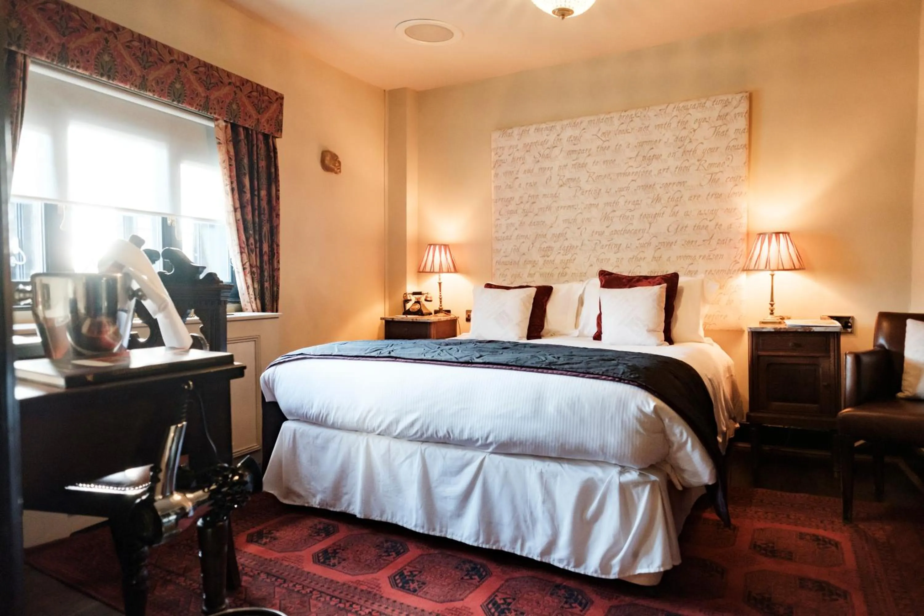 Photo of the whole room, Bed in The White Swan Hotel