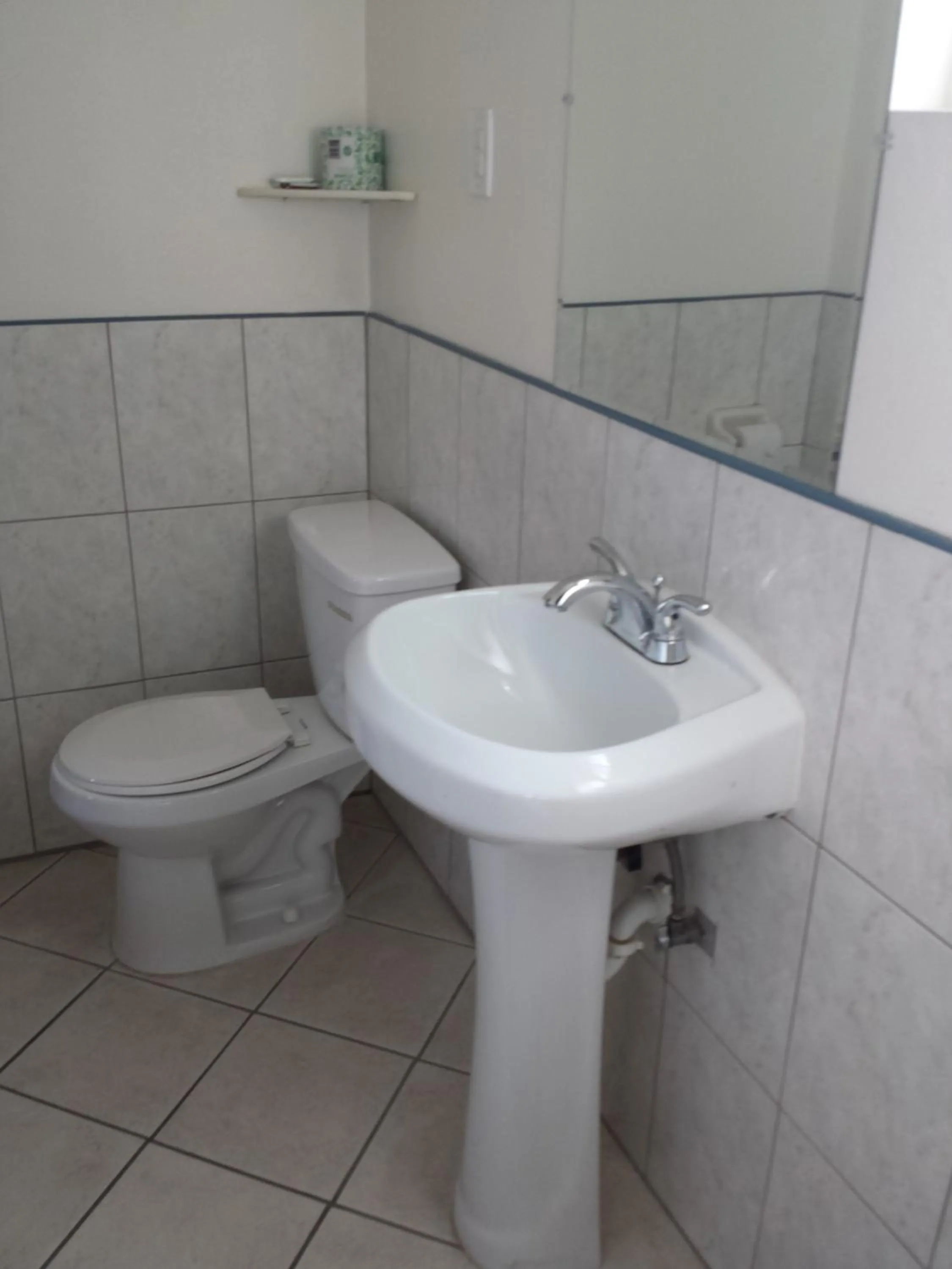 Bathroom in New Kansan Motel