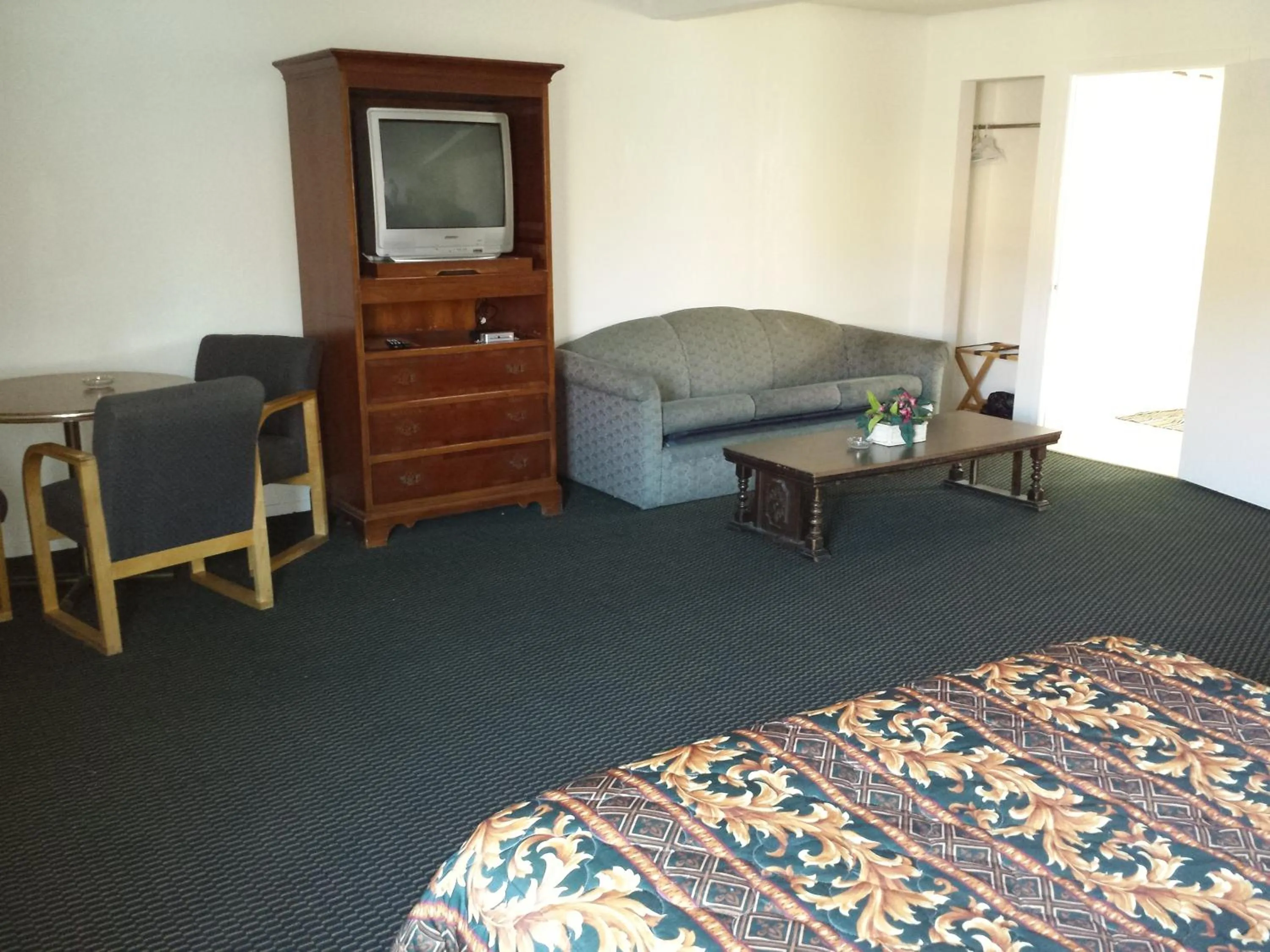 Day, Bed in New Kansan Motel