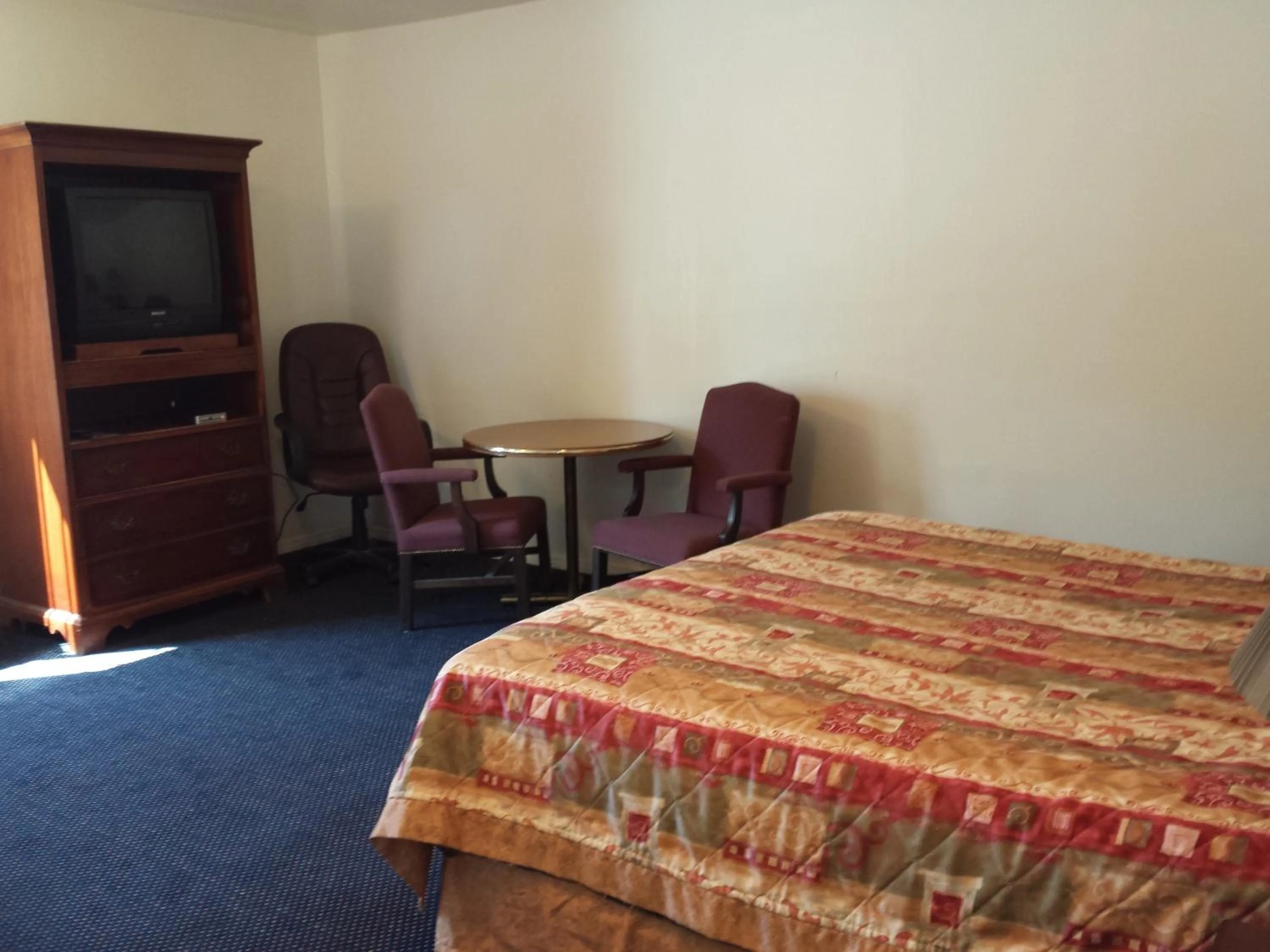Photo of the whole room, Bed in New Kansan Motel