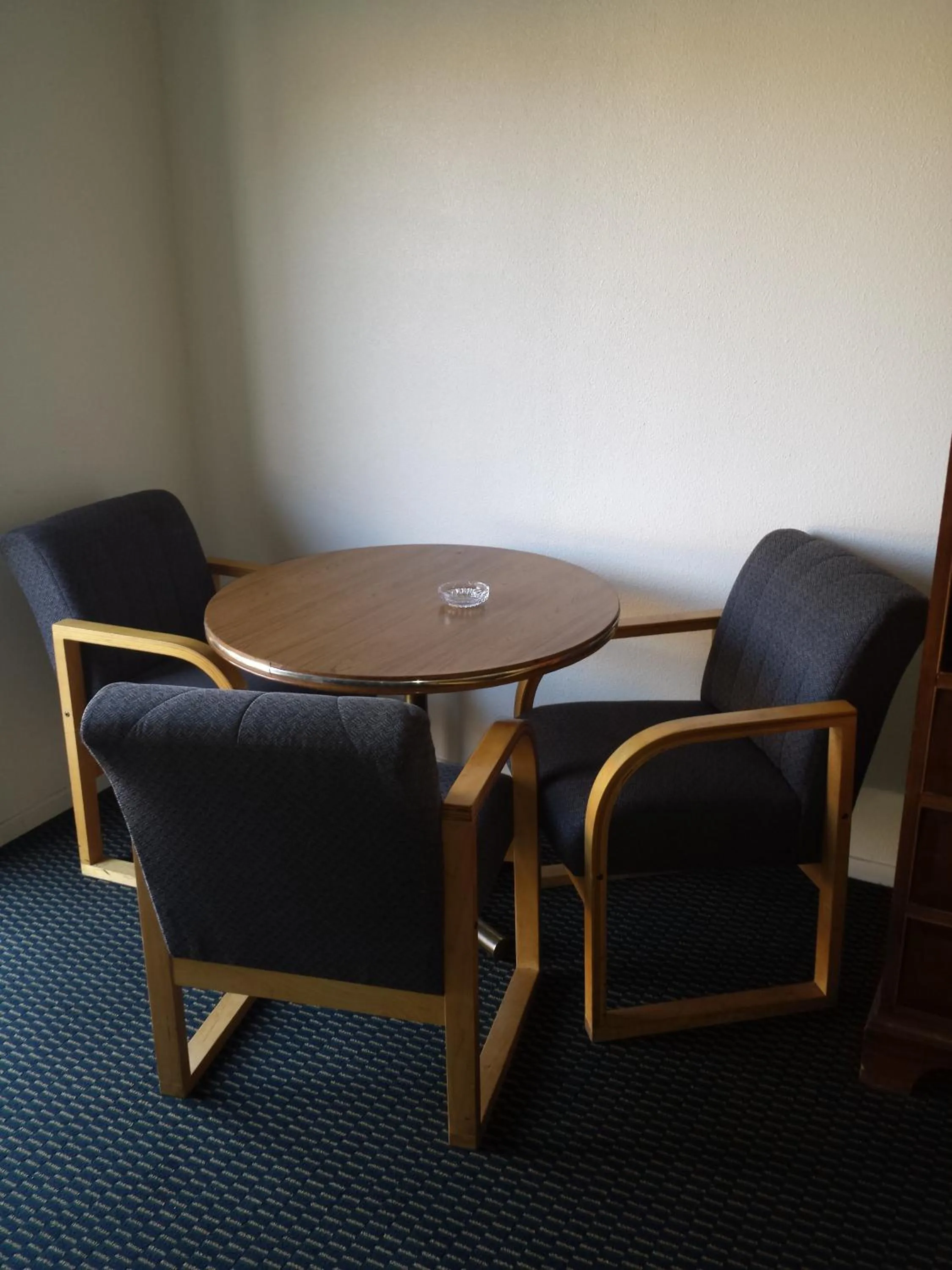 Seating area in New Kansan Motel