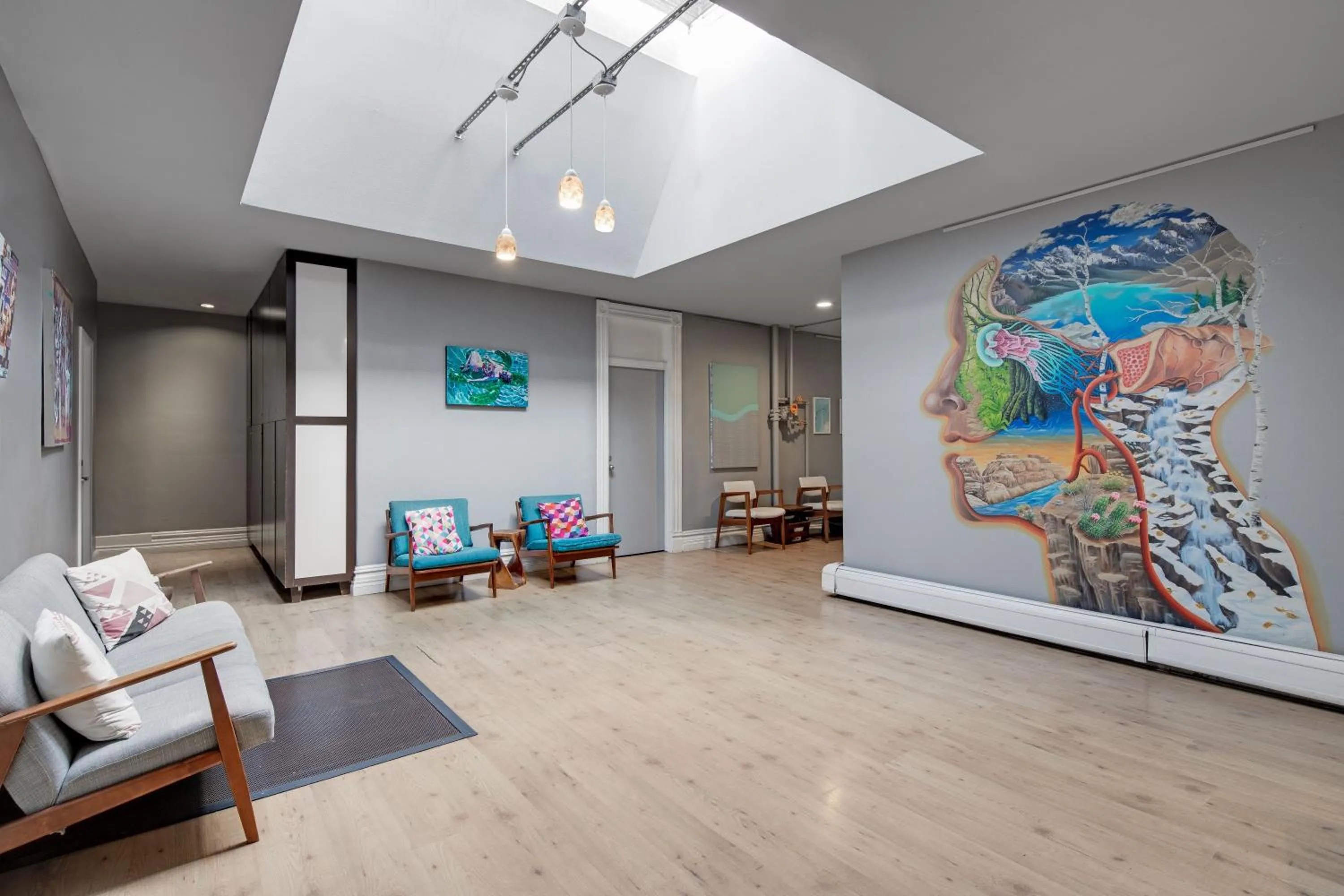 Communal lounge/ TV room in HI San Diego Downtown Hostel