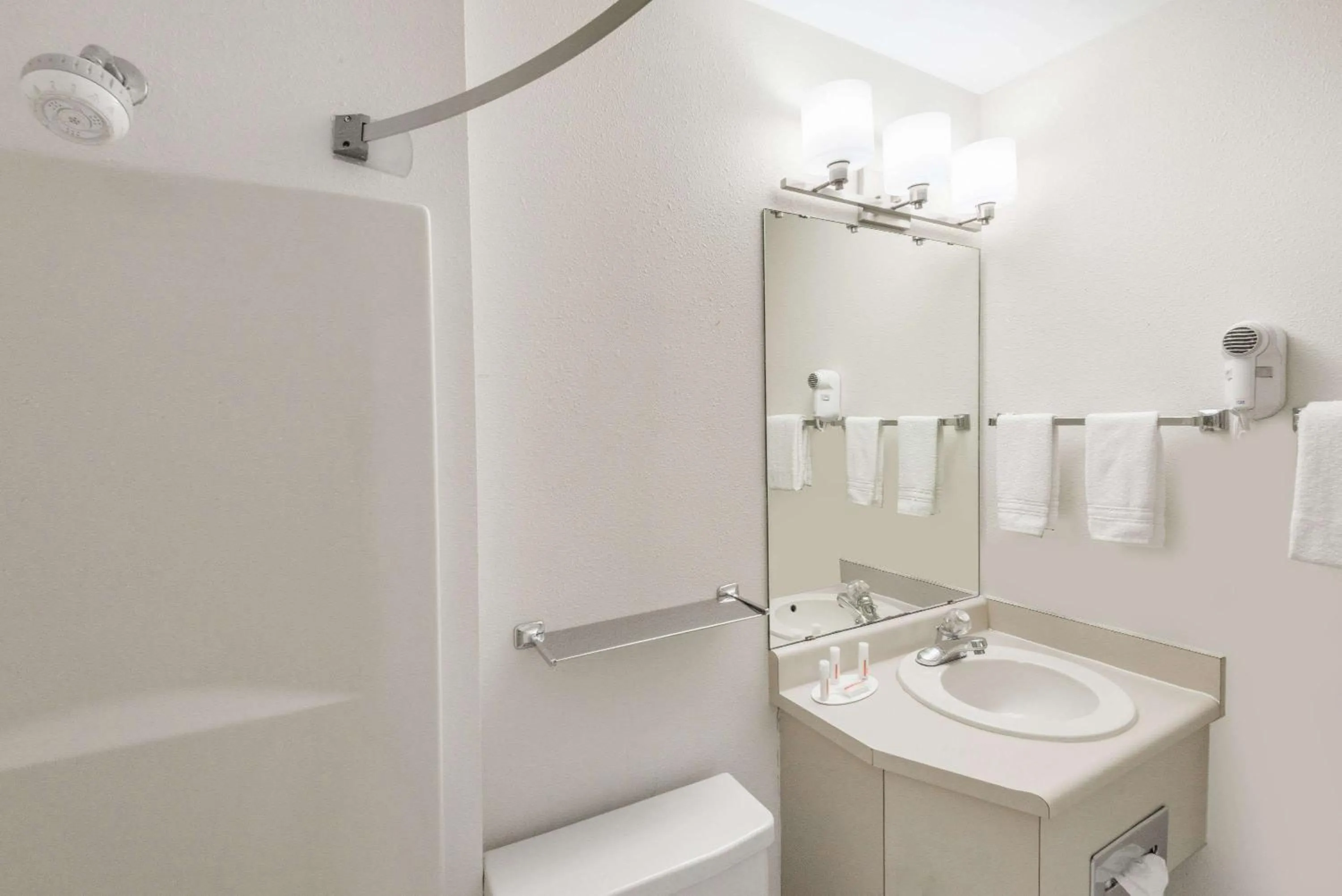 Bathroom in Days Inn by Wyndham Ashland