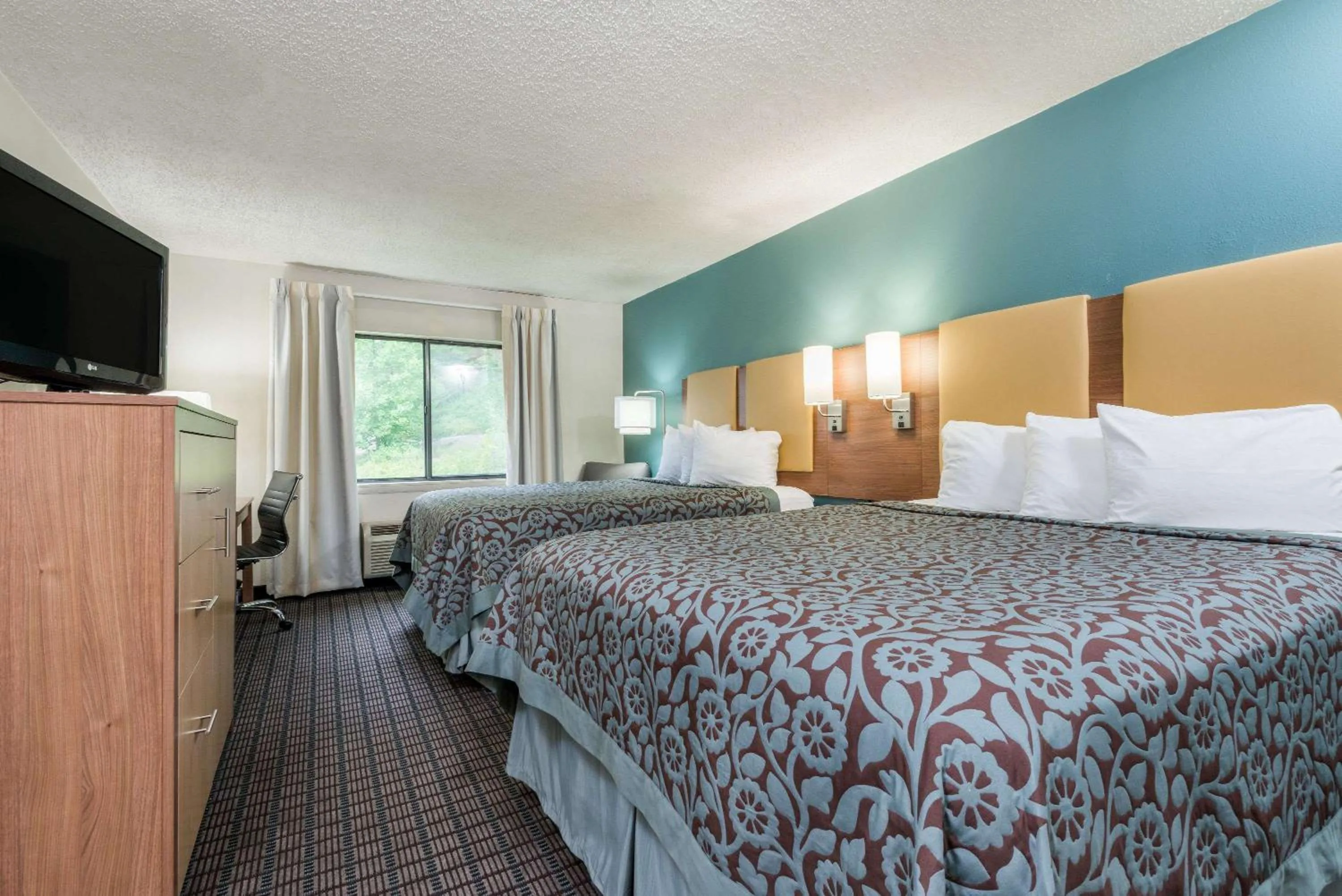 Bed in Days Inn by Wyndham Ashland