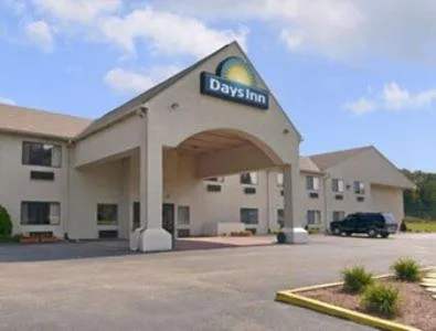 Property building in Days Inn by Wyndham Ashland