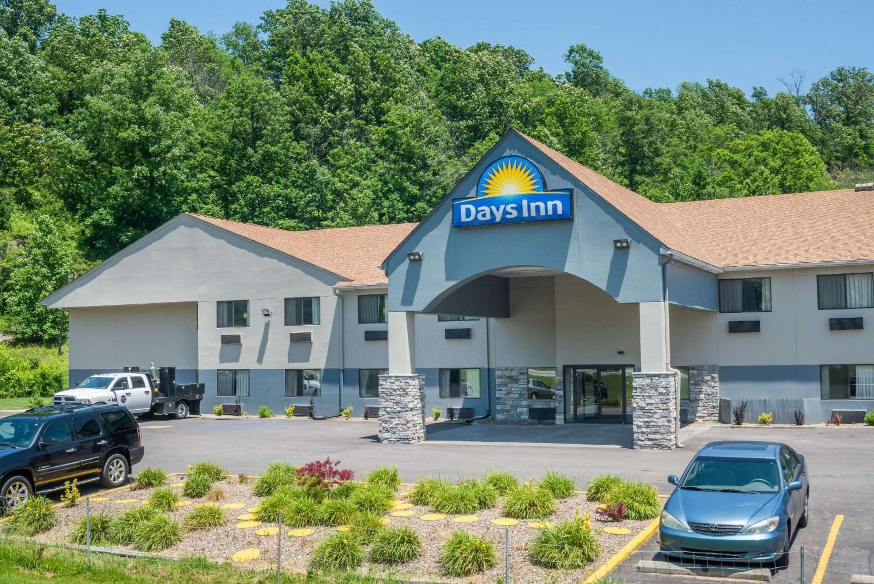 Property building in Days Inn by Wyndham Ashland