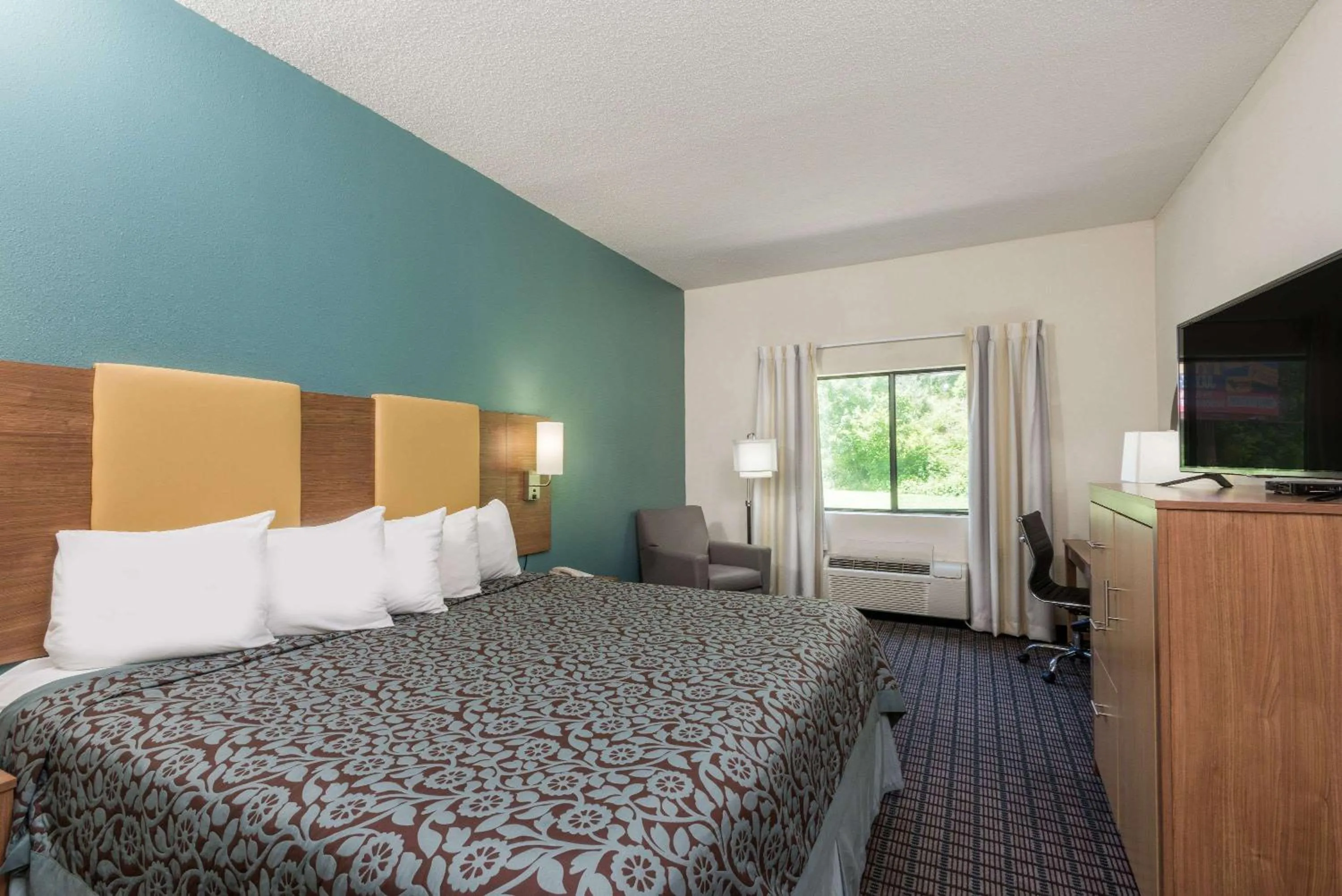 Bed in Days Inn by Wyndham Ashland