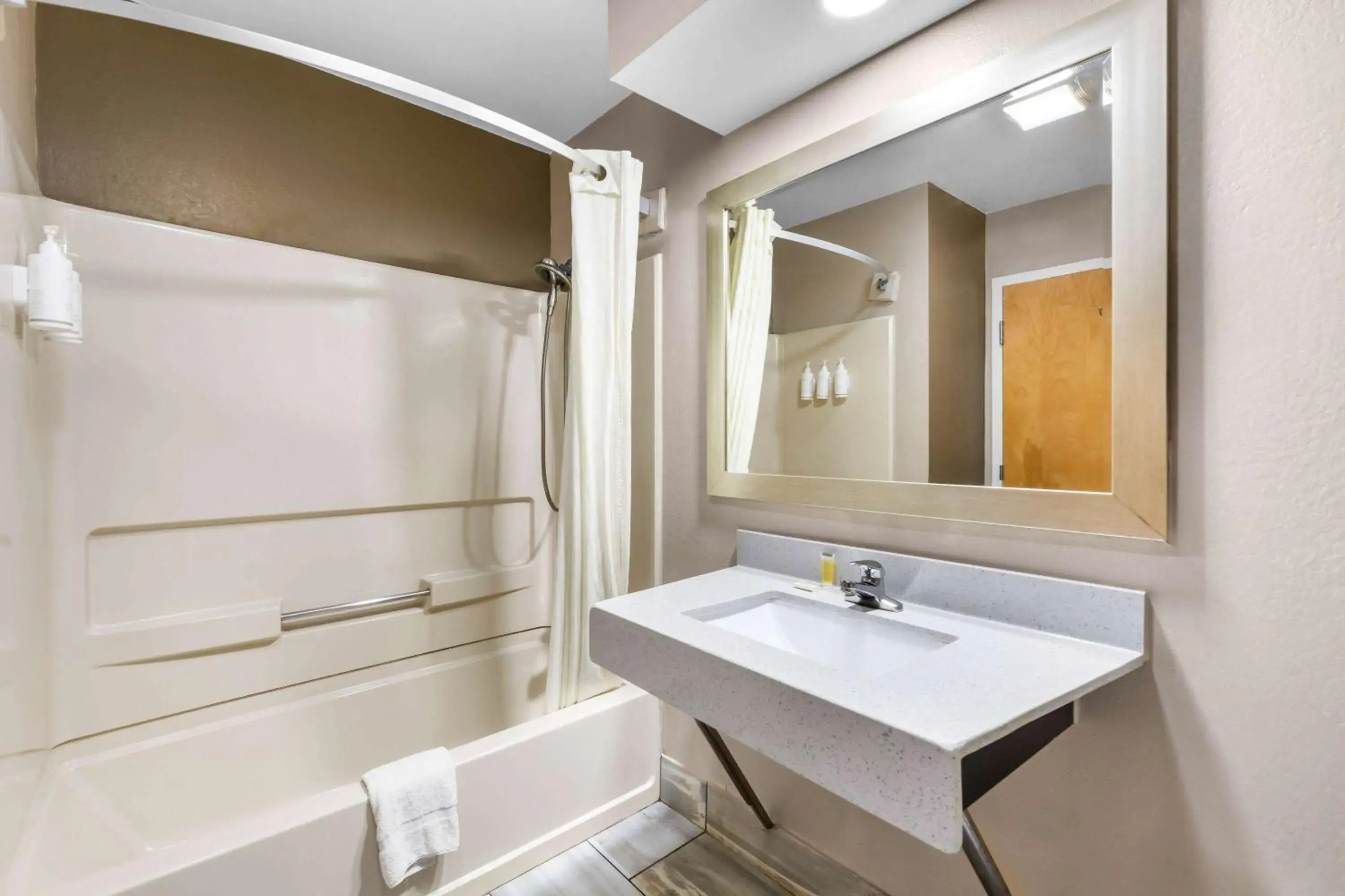 King Room - Non-Smoking in Super 8 by Wyndham Dickson King Room - Non-Smoking in Super 8 by Wyndham Dickson