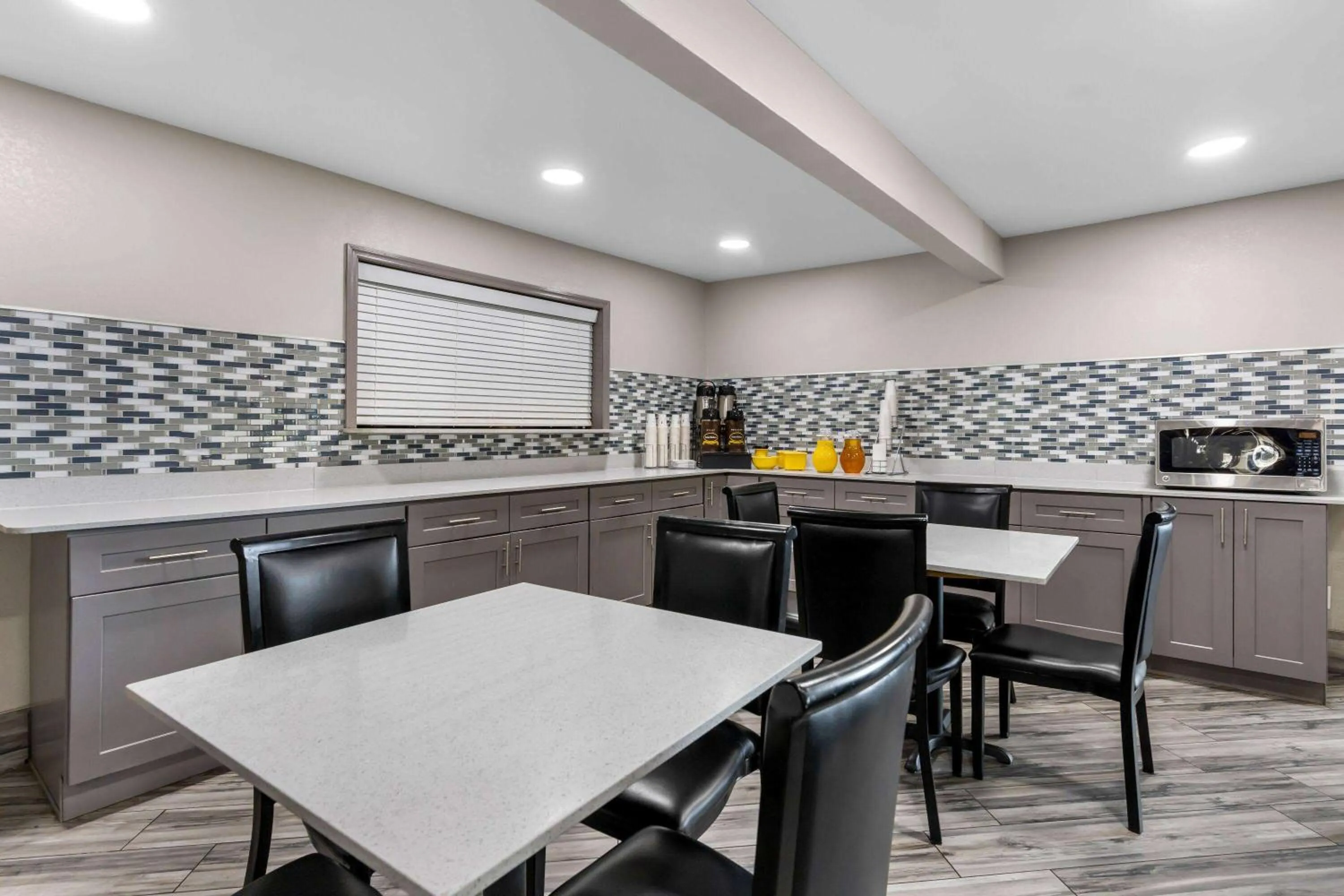 Restaurant/places to eat in Super 8 by Wyndham Dickson