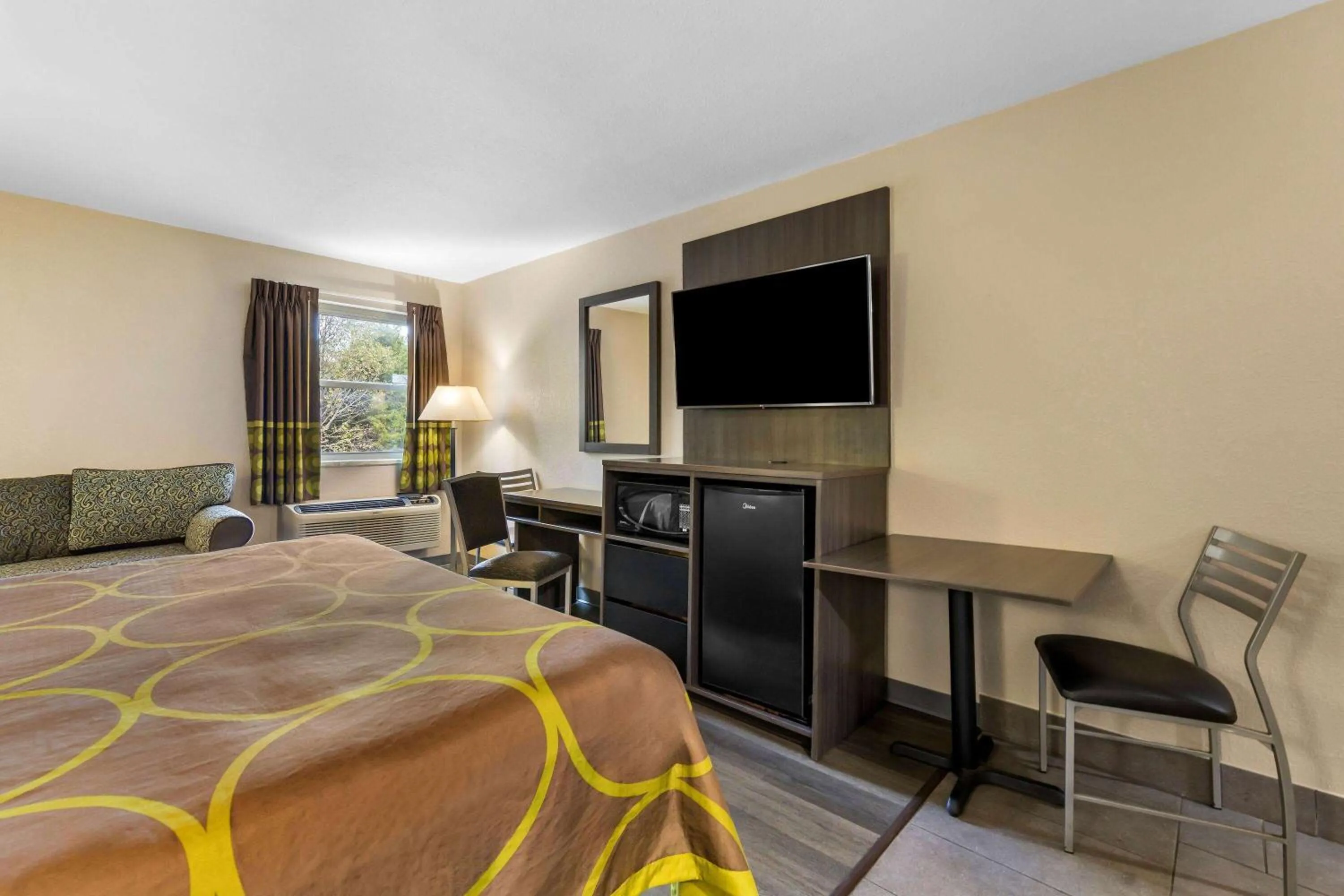 Photo of the whole room, Bed in Super 8 by Wyndham Dickson