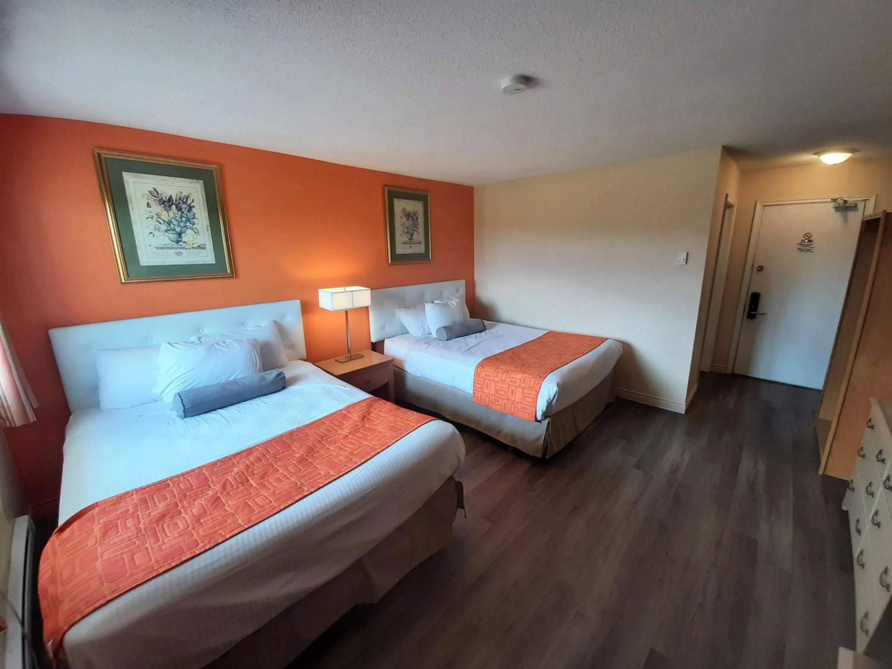 Photo of the whole room, Bed in Howard Johnson by Wyndham Woodstock NB