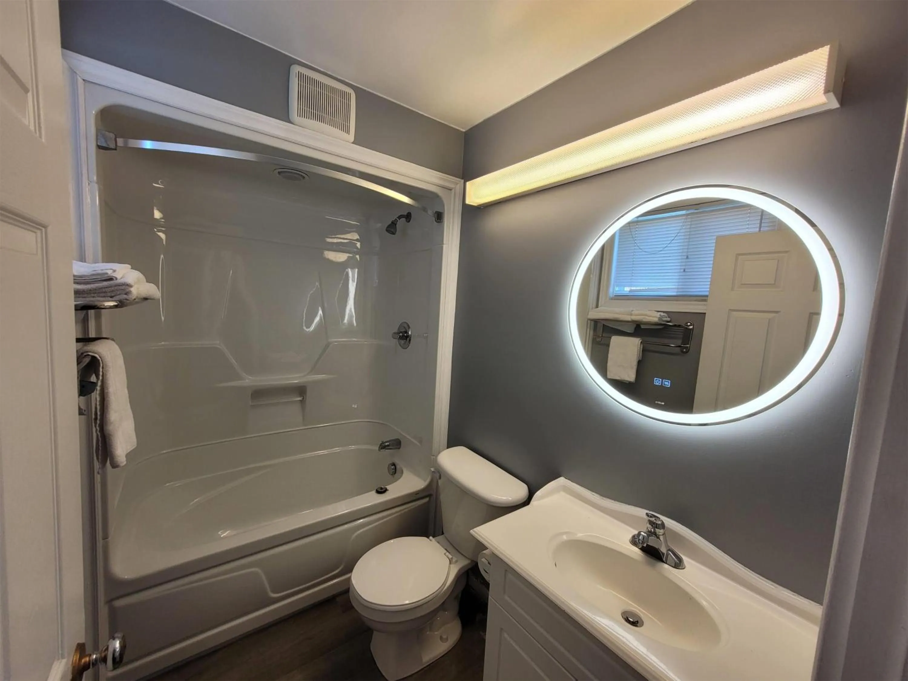 Bathroom in Howard Johnson by Wyndham Woodstock NB