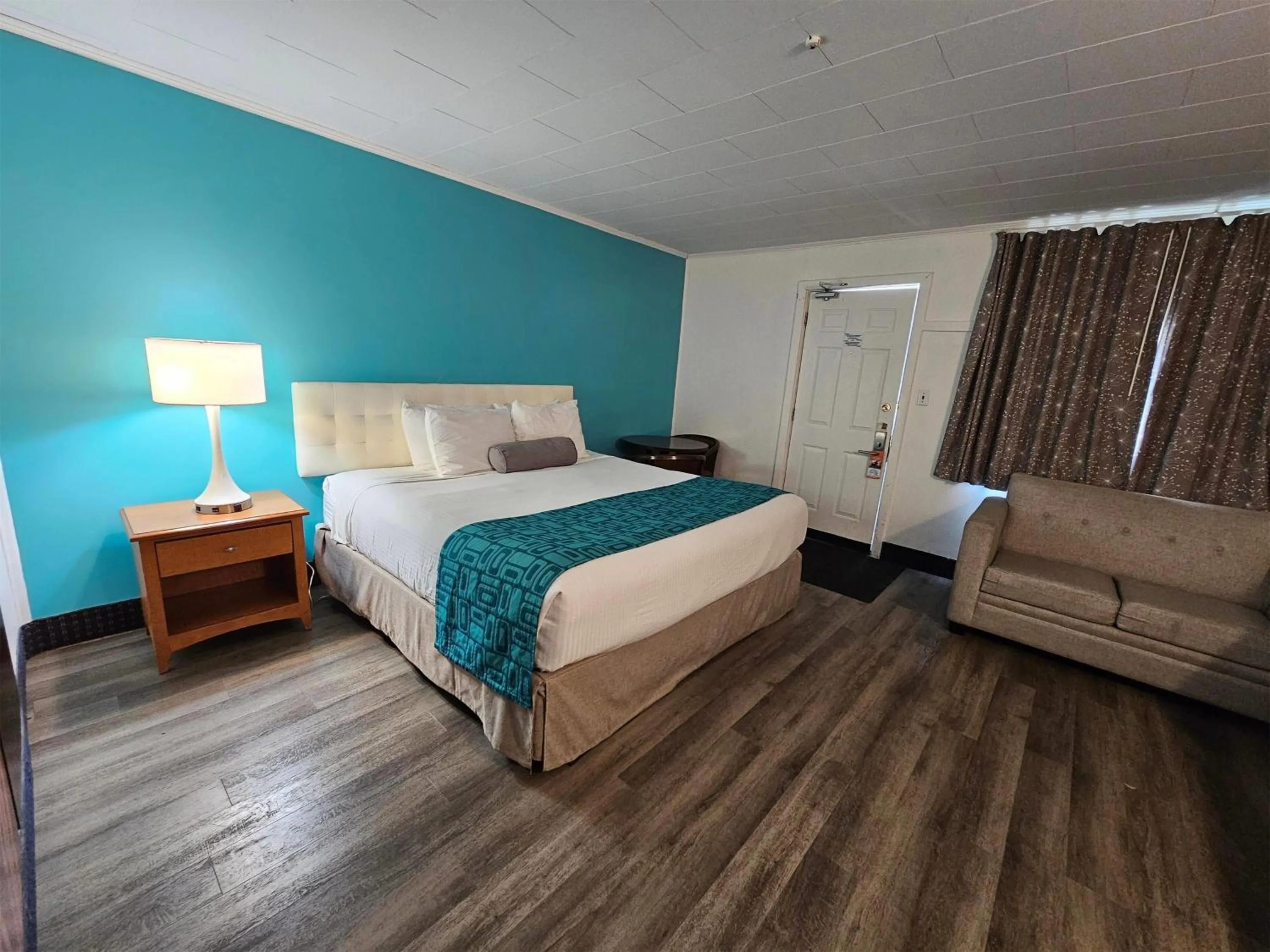 Photo of the whole room, Bed in Howard Johnson by Wyndham Woodstock NB