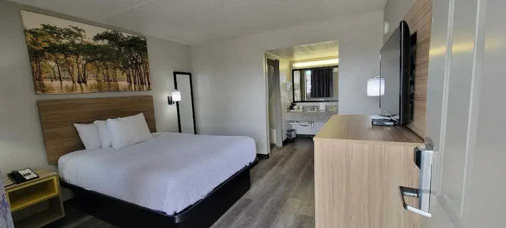 Queen Room - Non-Smoking in Days Inn by Wyndham Conway Queen Room - Non-Smoking in Days Inn by Wyndham Conway