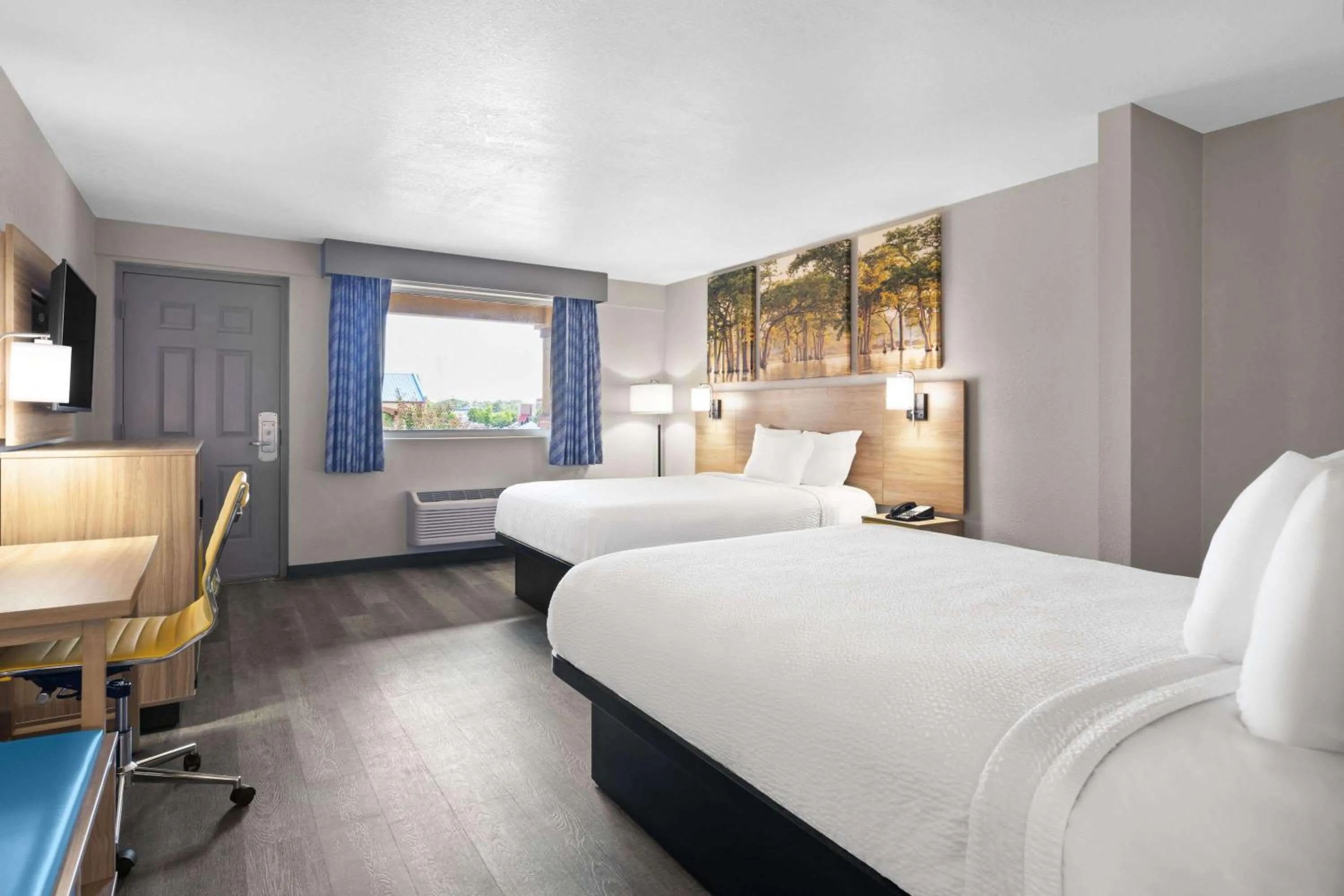 Photo of the whole room, Bed in Days Inn by Wyndham Conway