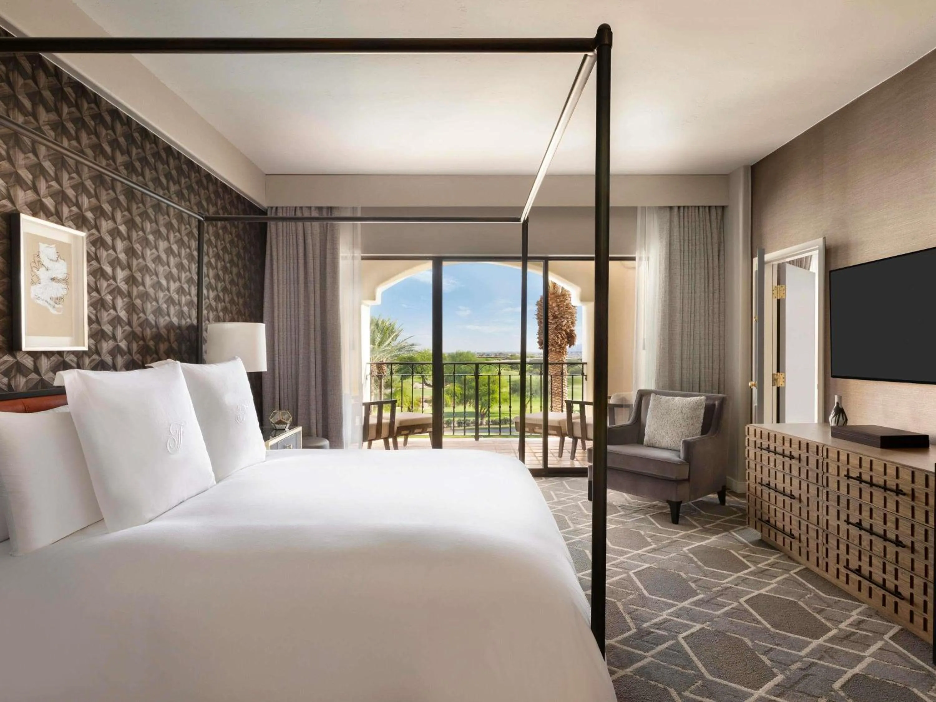 Bedroom, Bed in Fairmont Scottsdale Princess