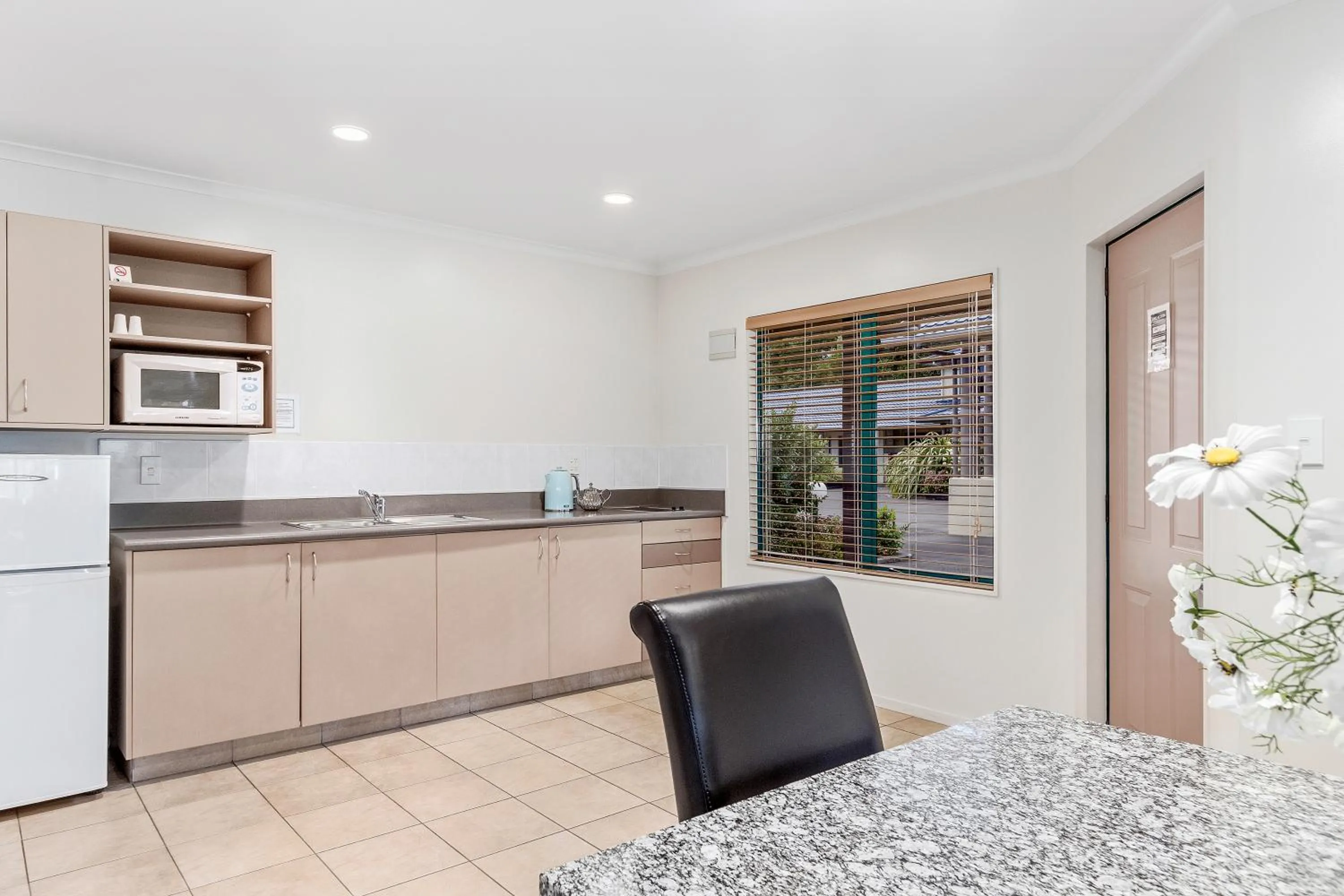 Kitchen or kitchenette in Belmont Motor Lodge