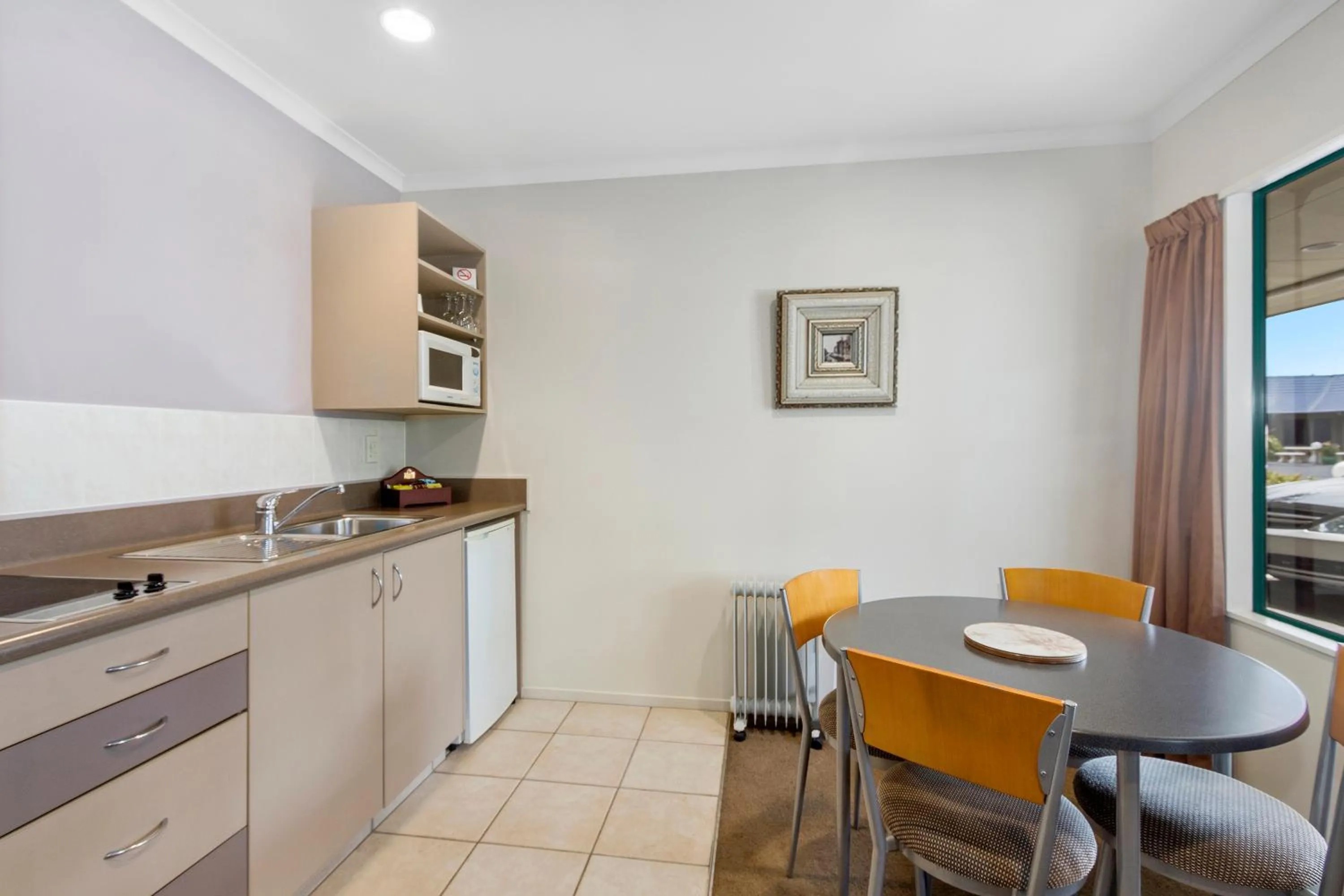 Kitchen or kitchenette in Belmont Motor Lodge