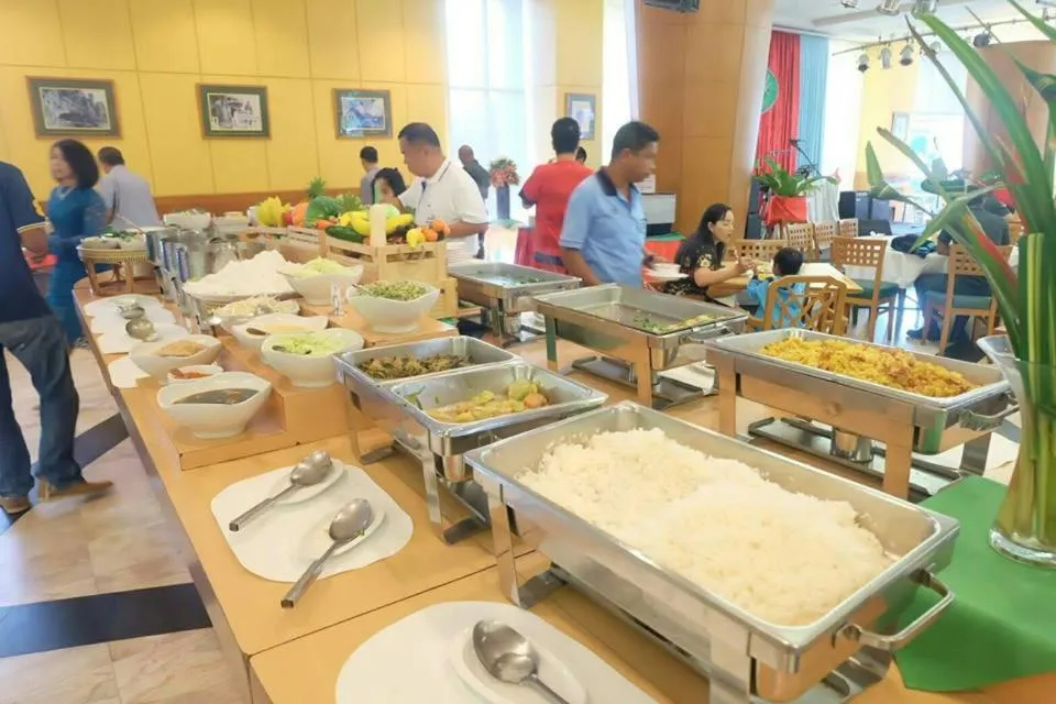 Restaurant/places to eat in Diamond Plaza Hotel