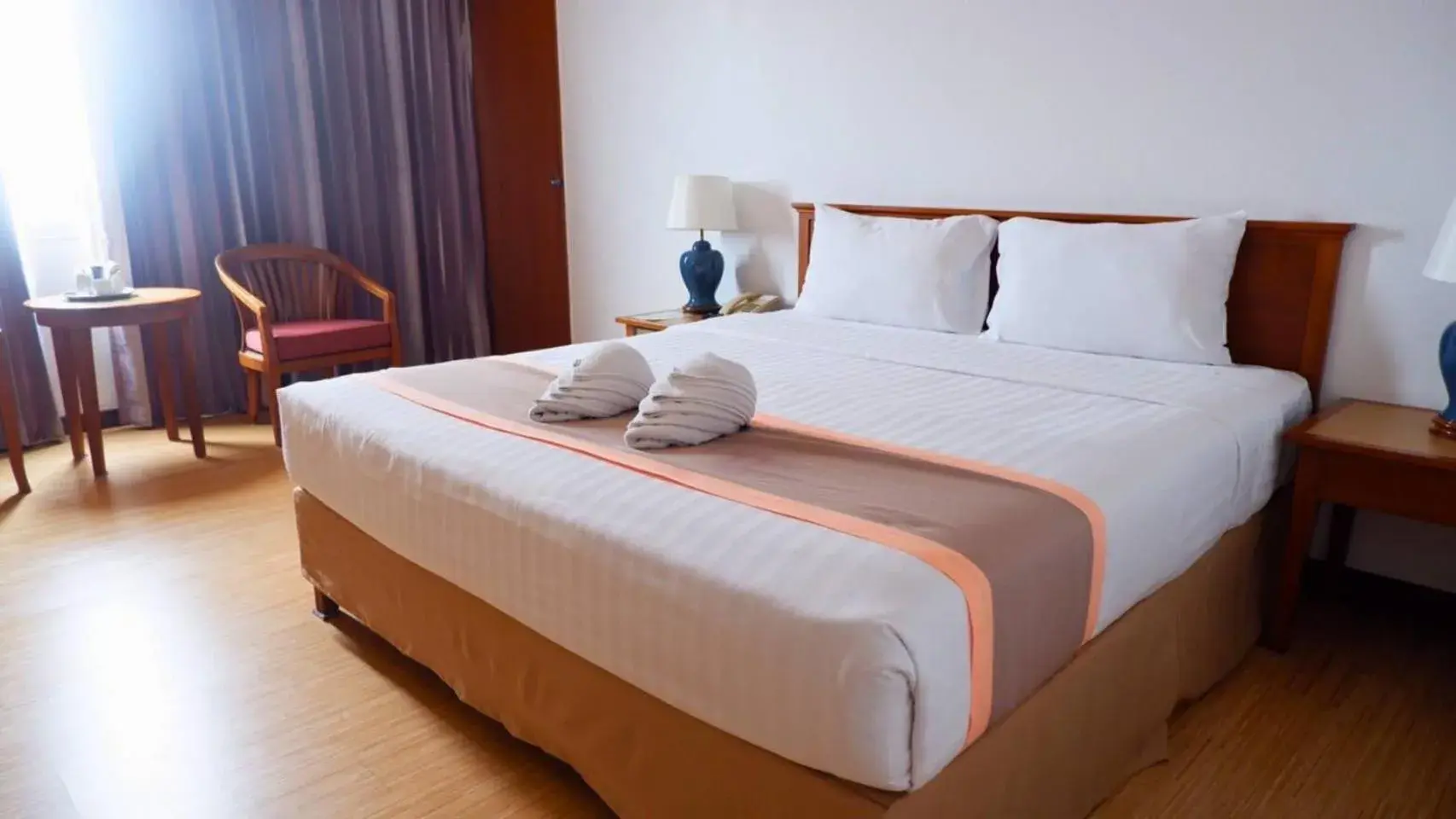 Deluxe Double or Twin Room in Diamond Plaza Hotel Deluxe Double or Twin Room in Diamond Plaza Hotel