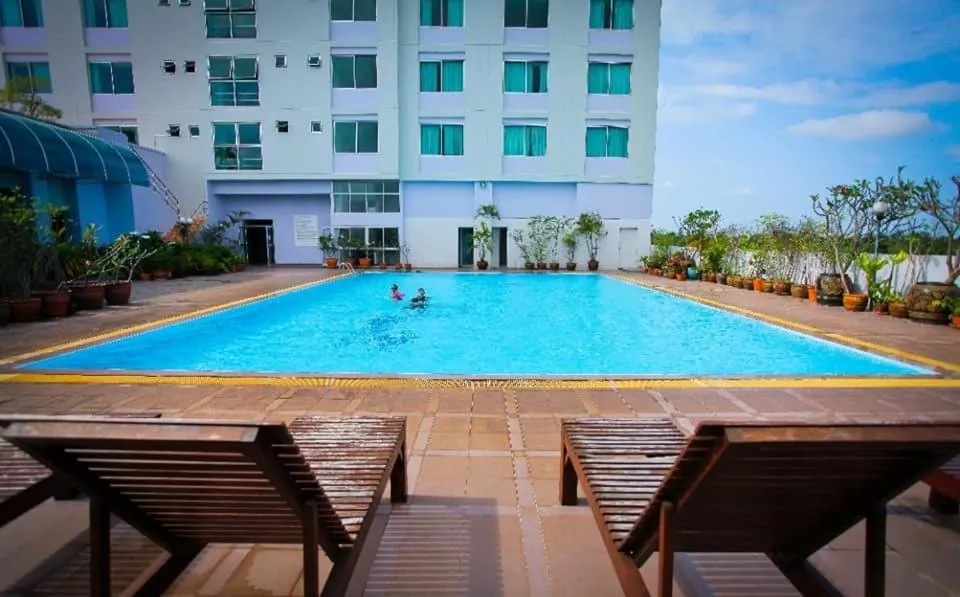 Swimming pool in Diamond Plaza Hotel