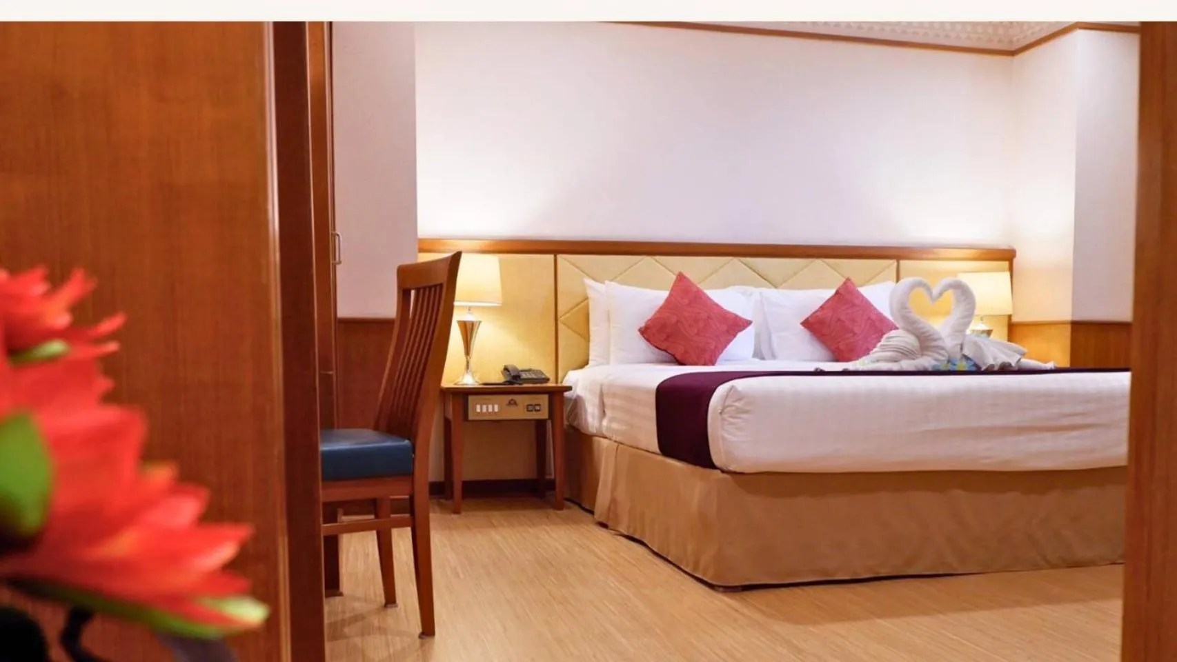 Bedroom, Bed in Diamond Plaza Hotel