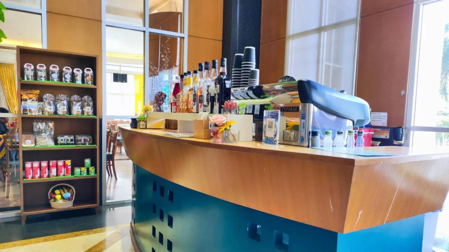 On-site shops in Diamond Plaza Hotel