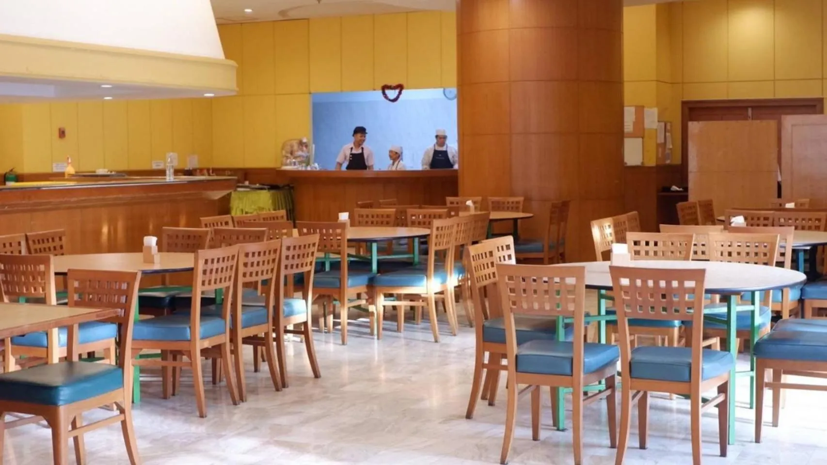 Restaurant/places to eat in Diamond Plaza Hotel