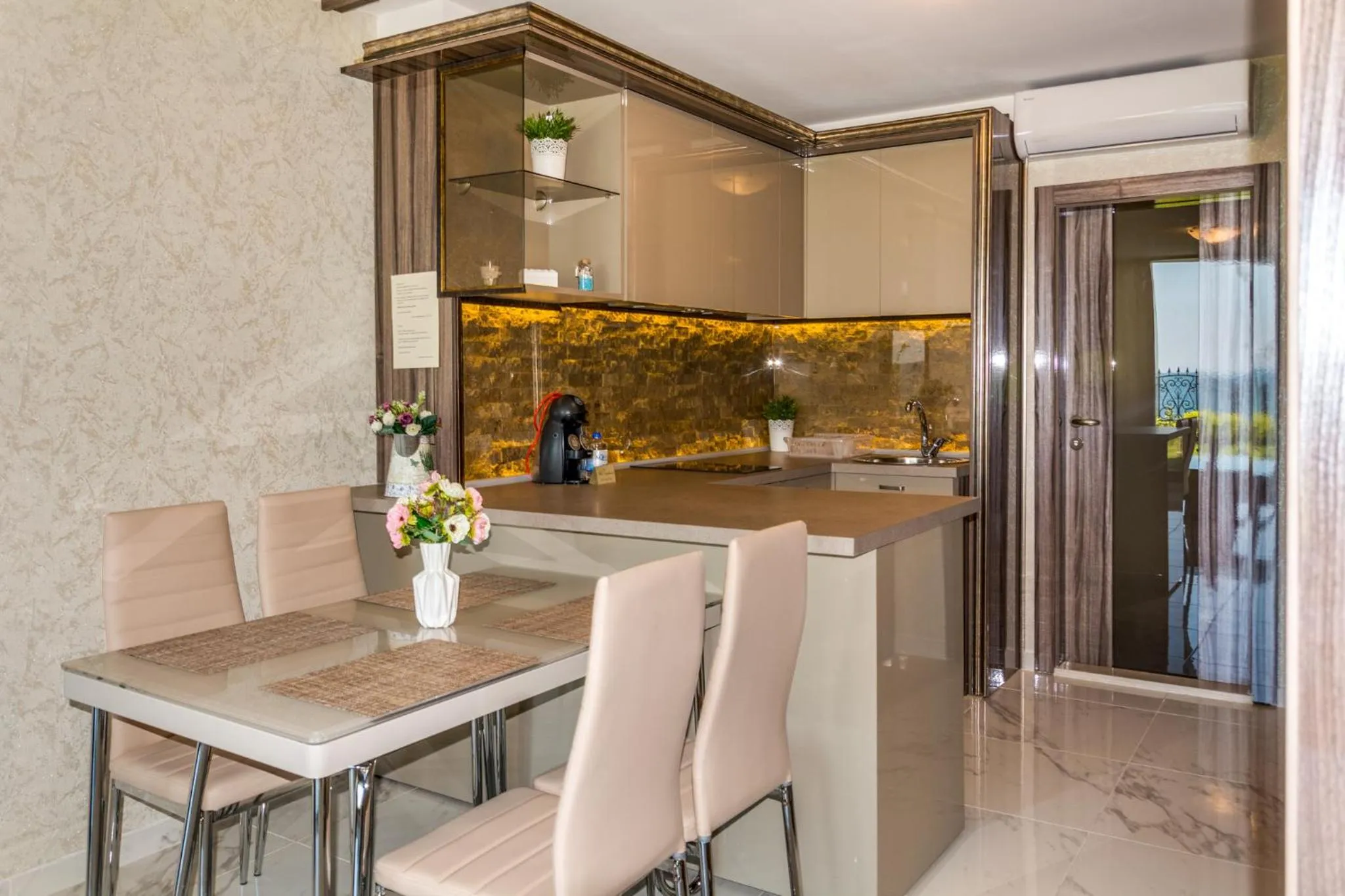 Kitchen or kitchenette in Apartcomplex Golden Bay