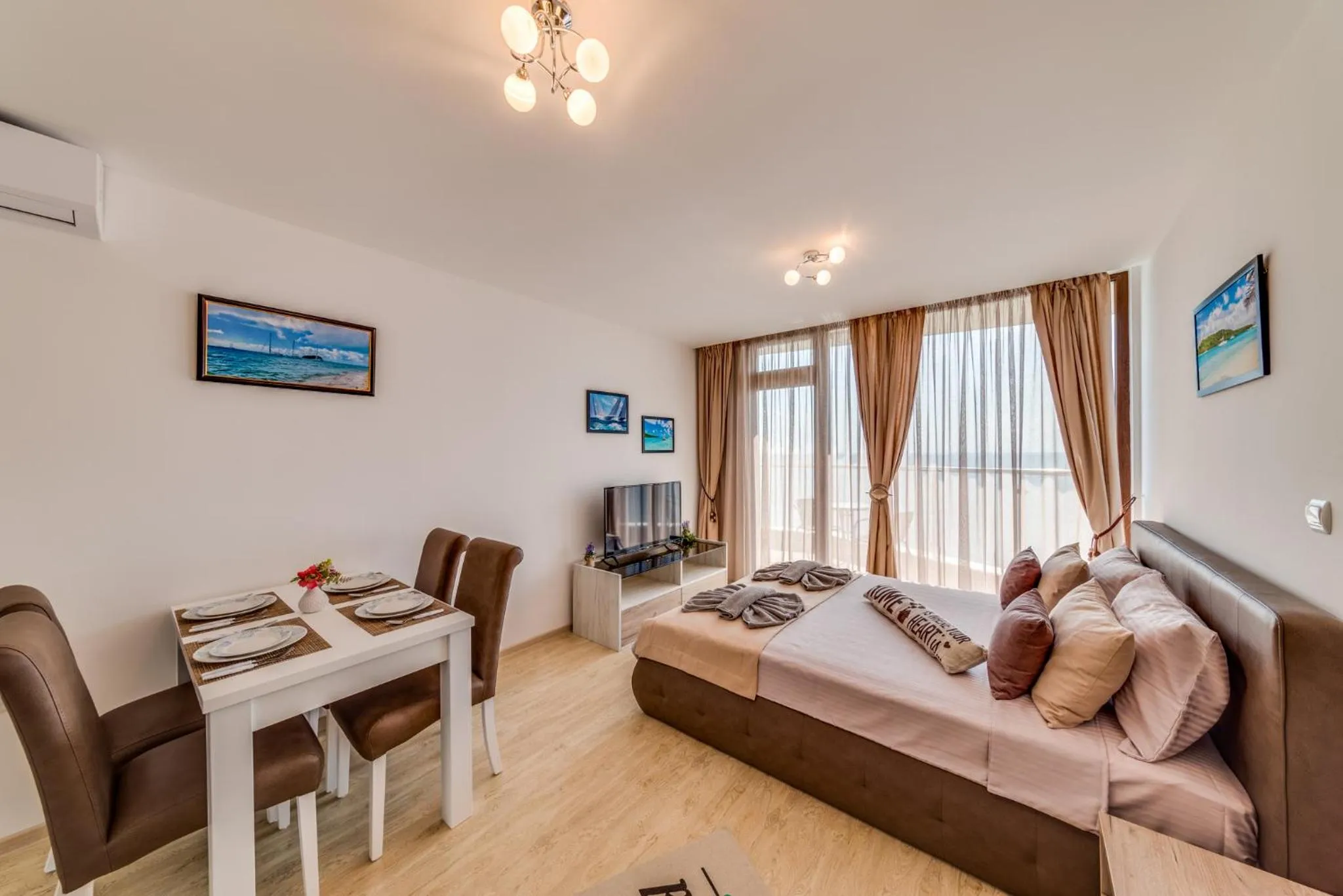 Living room, Bed in Apartcomplex Golden Bay