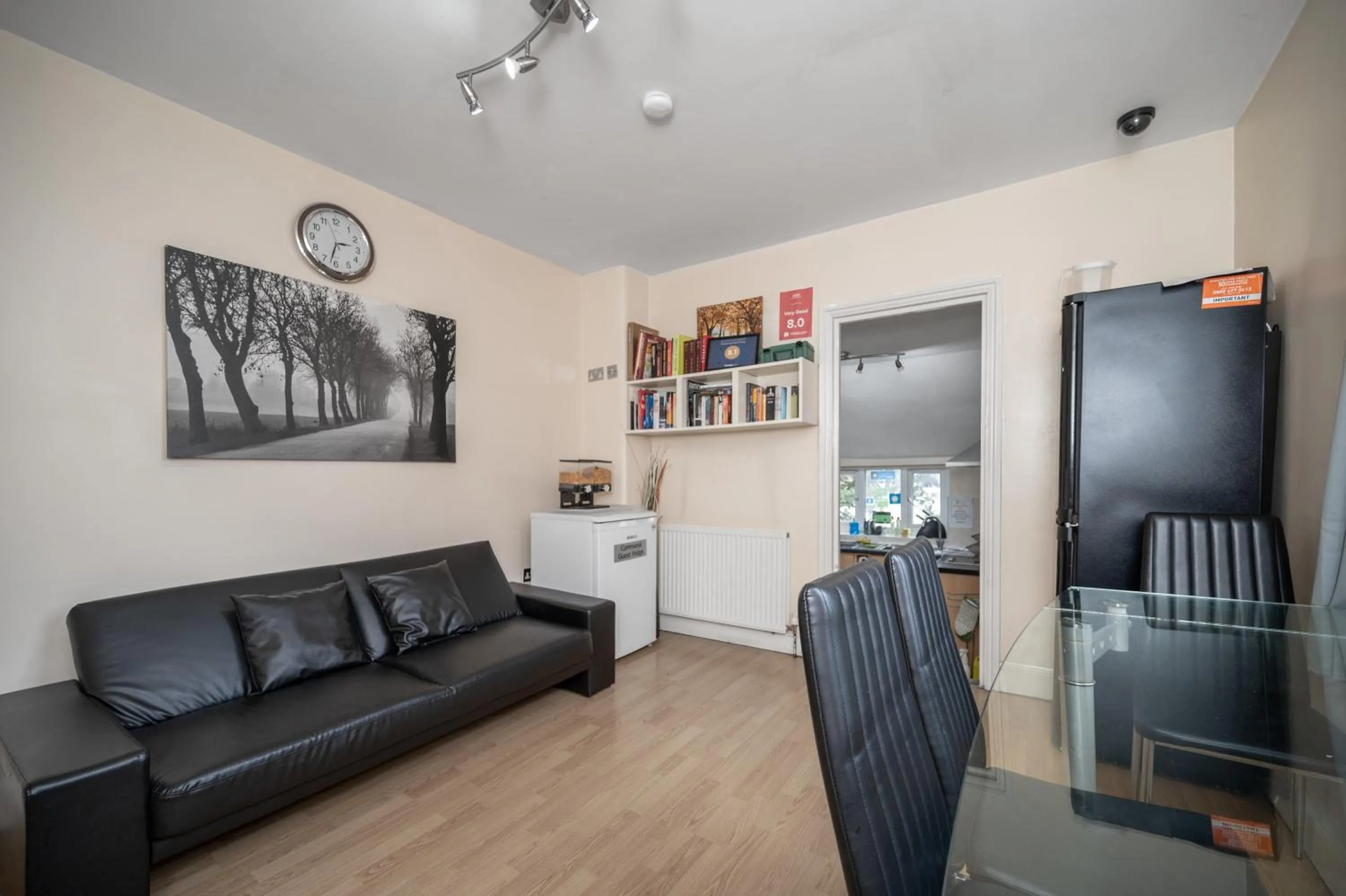 Communal lounge/ TV room in Flexistay Aparthotel Tooting