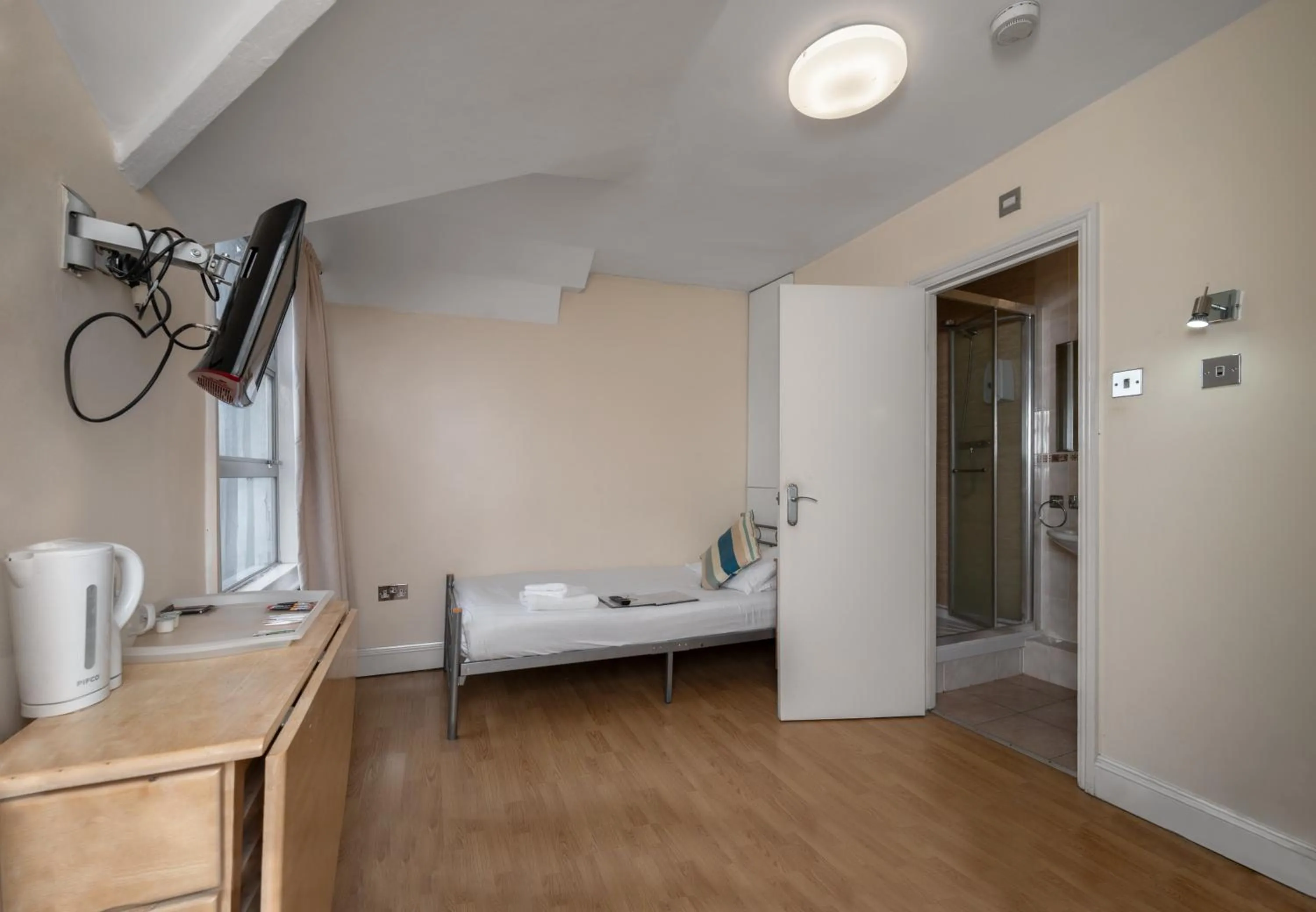 Bedroom, Bed in Flexistay Aparthotel Tooting