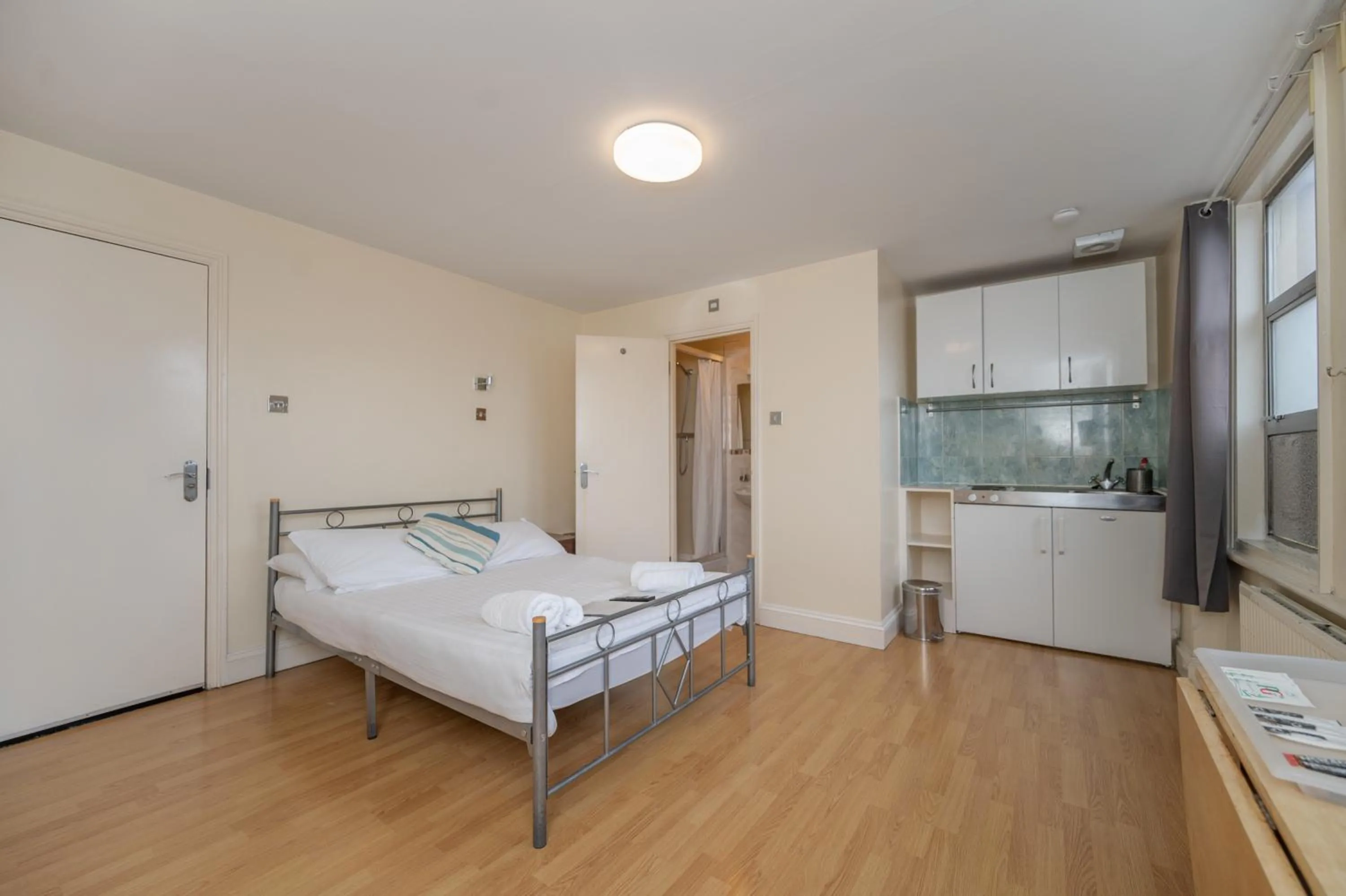 Bedroom, Bed in Flexistay Aparthotel Tooting