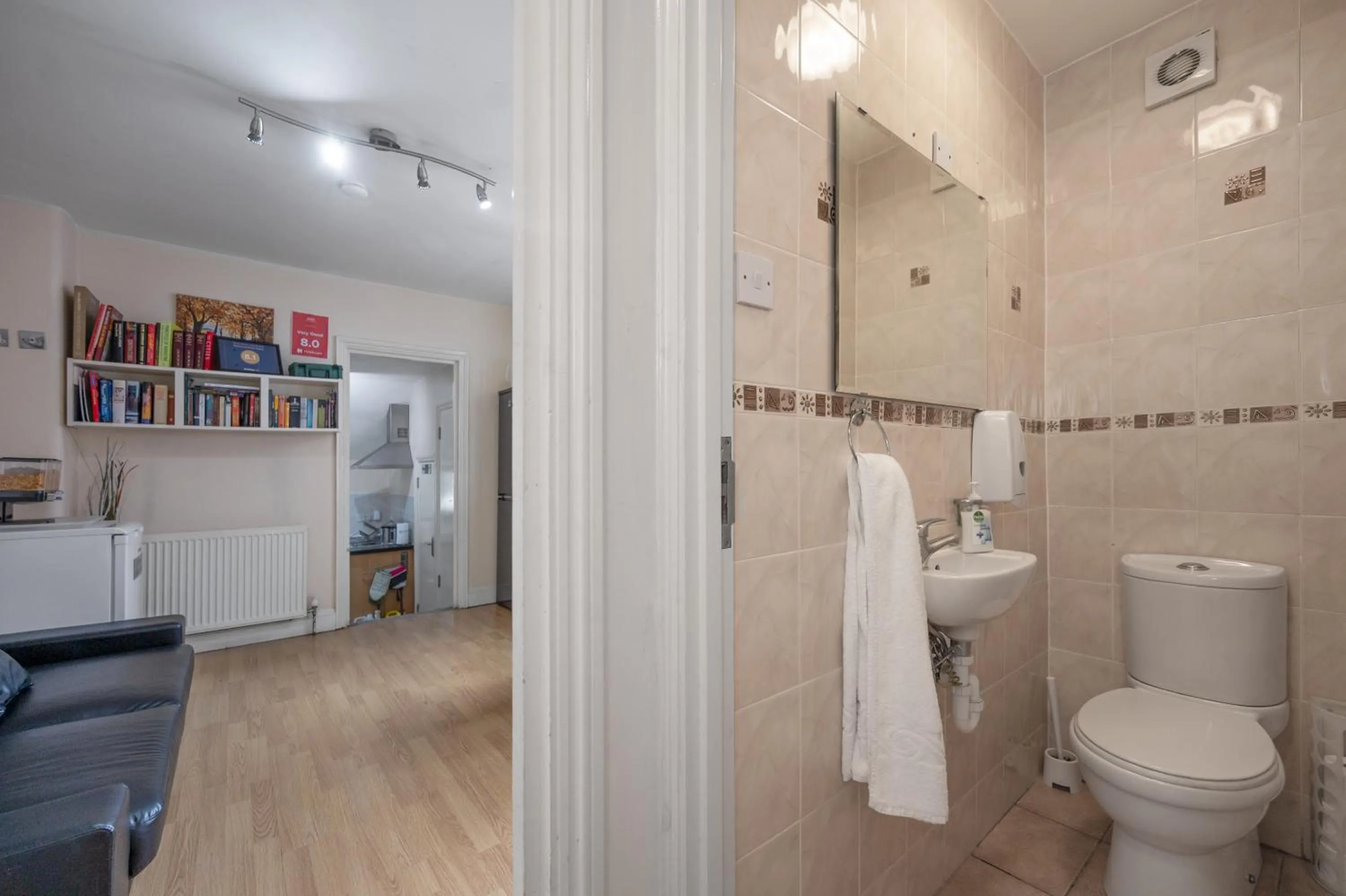 Communal lounge/ TV room in Flexistay Aparthotel Tooting