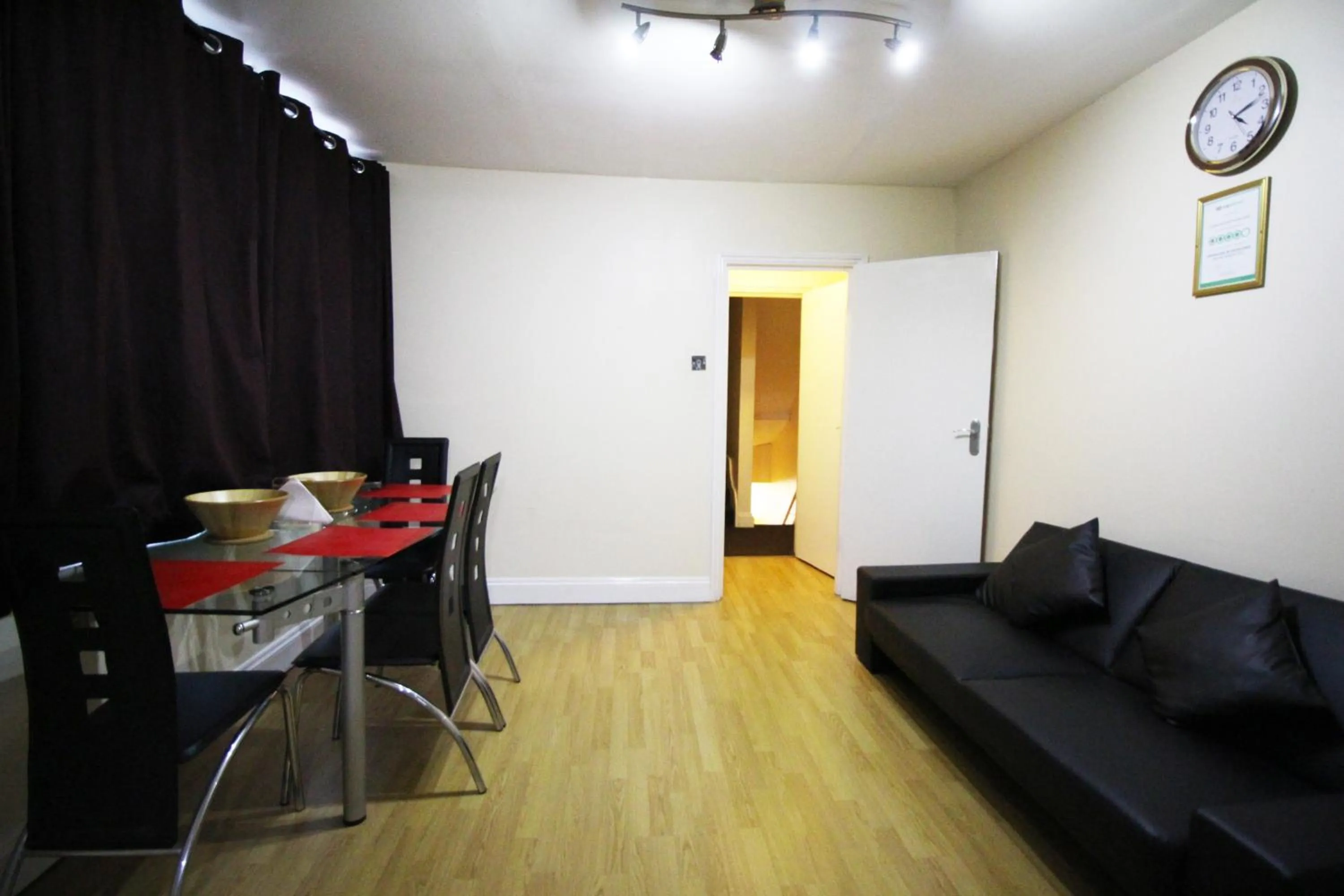 Communal lounge/ TV room in Flexistay Aparthotel Tooting