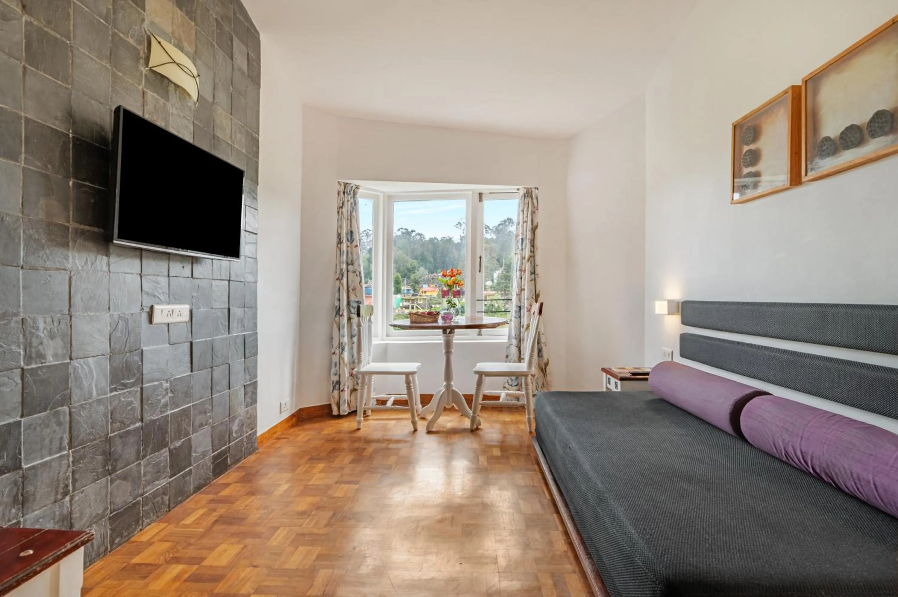 Seating area, Bed in Sterling Kodai Lake