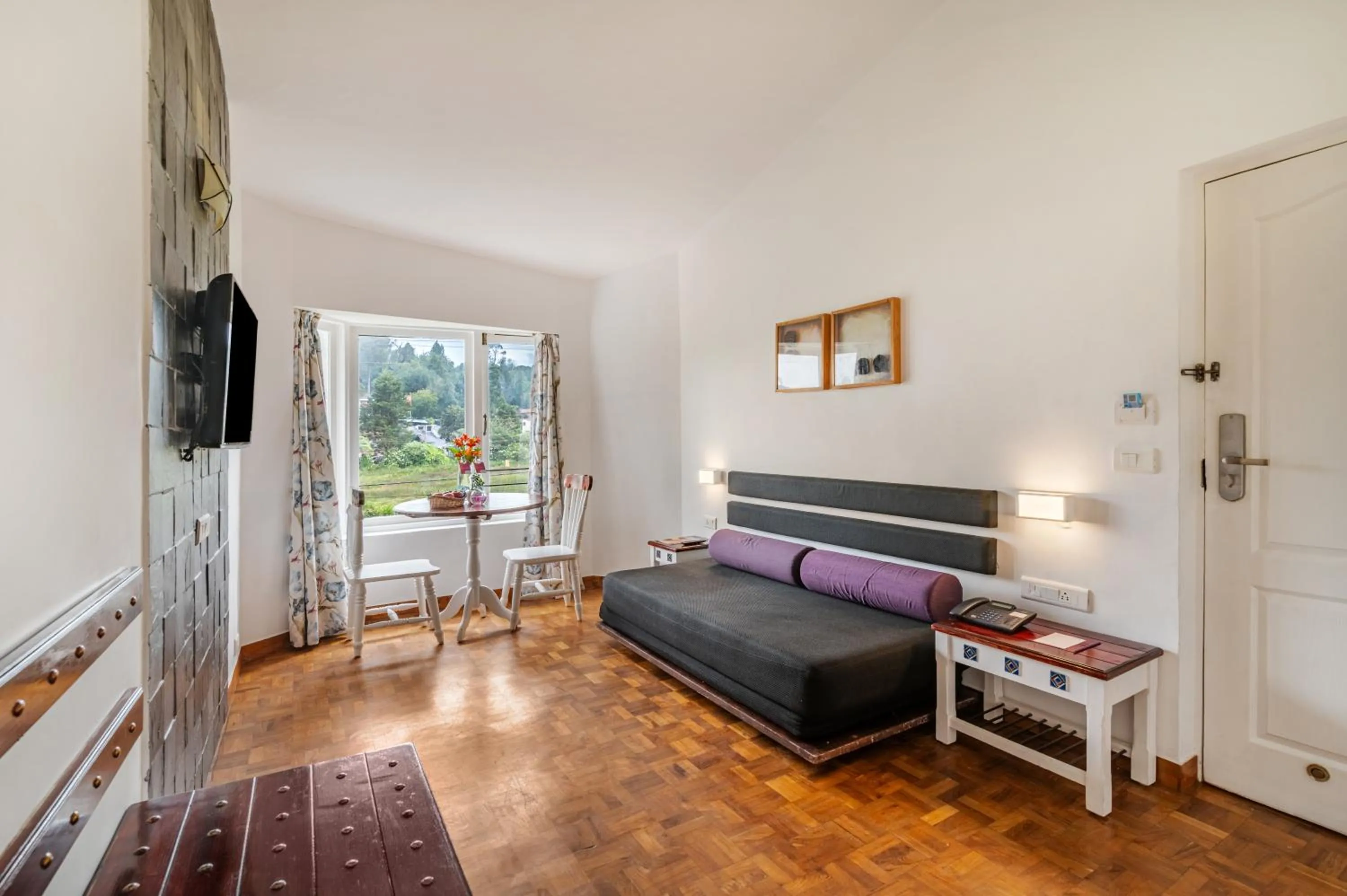 Seating area, Bed in Sterling Kodai Lake