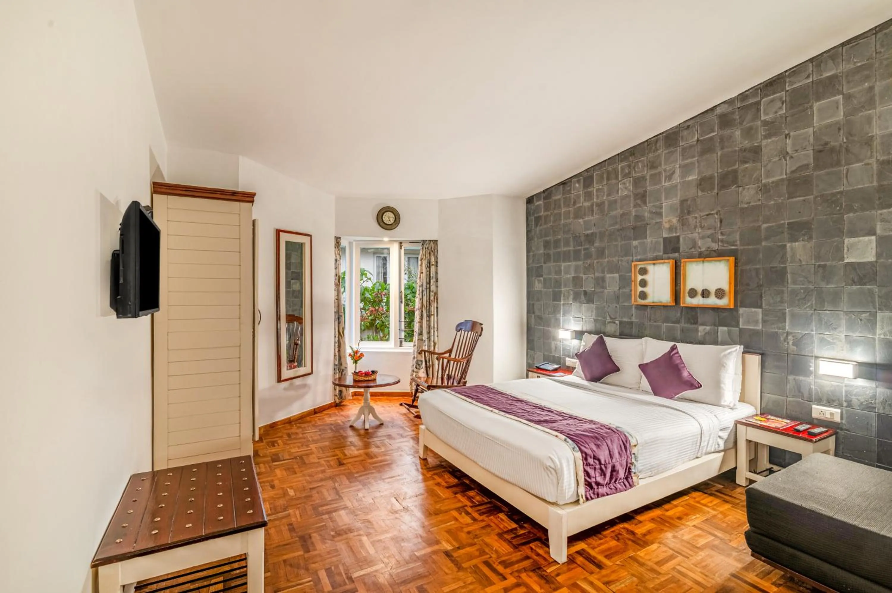 Photo of the whole room, Bed in Sterling Kodai Lake