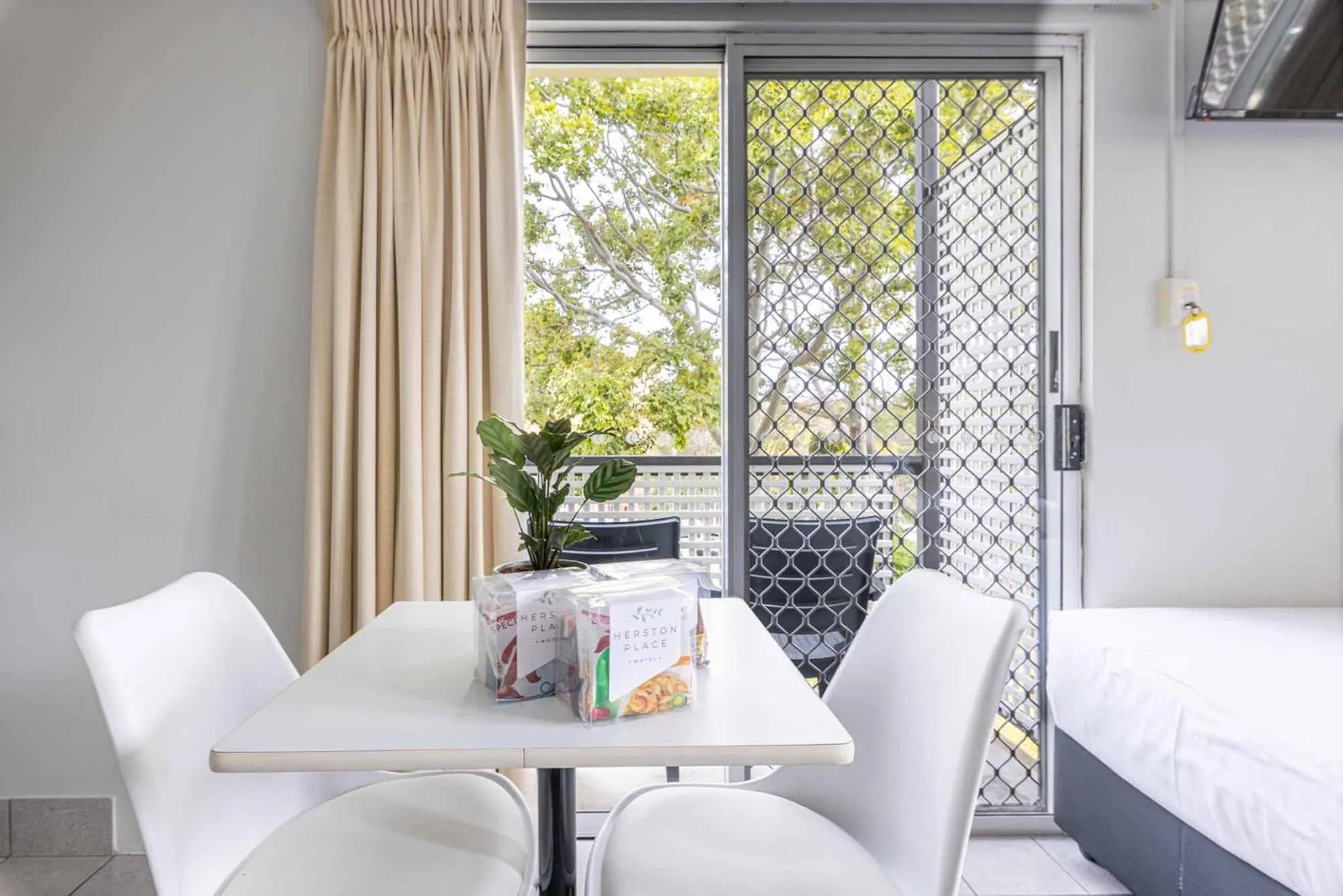 Seating area, Bed in Herston Place Motel