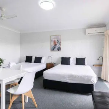 Seating area, Bed in Herston Place Motel