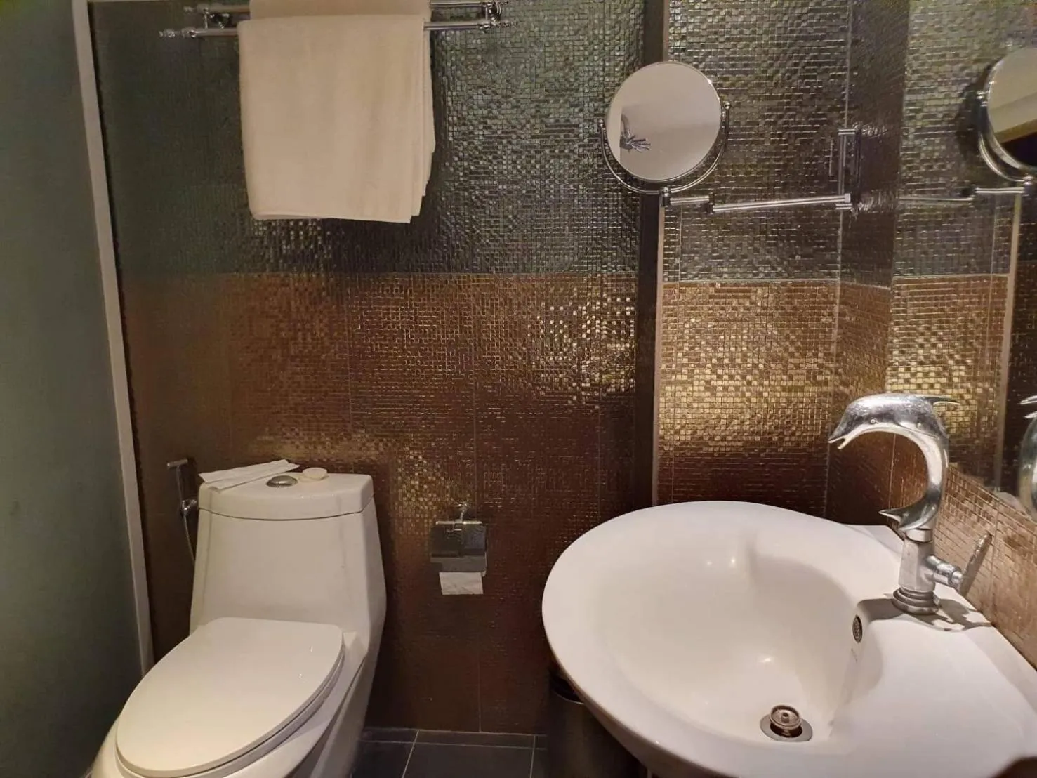 Toilet in The Montana Lodge-Sathorn