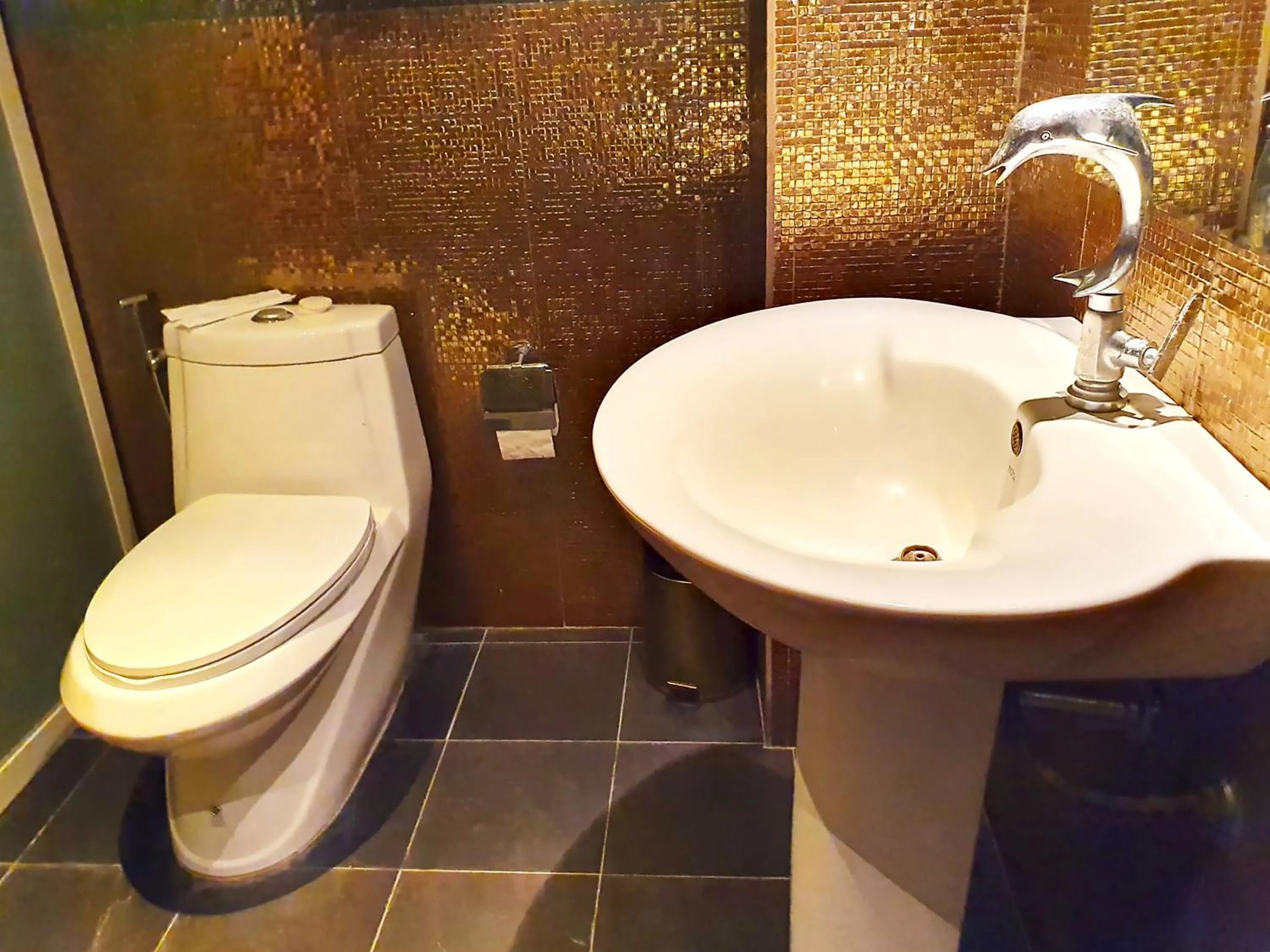 Toilet in The Montana Lodge-Sathorn