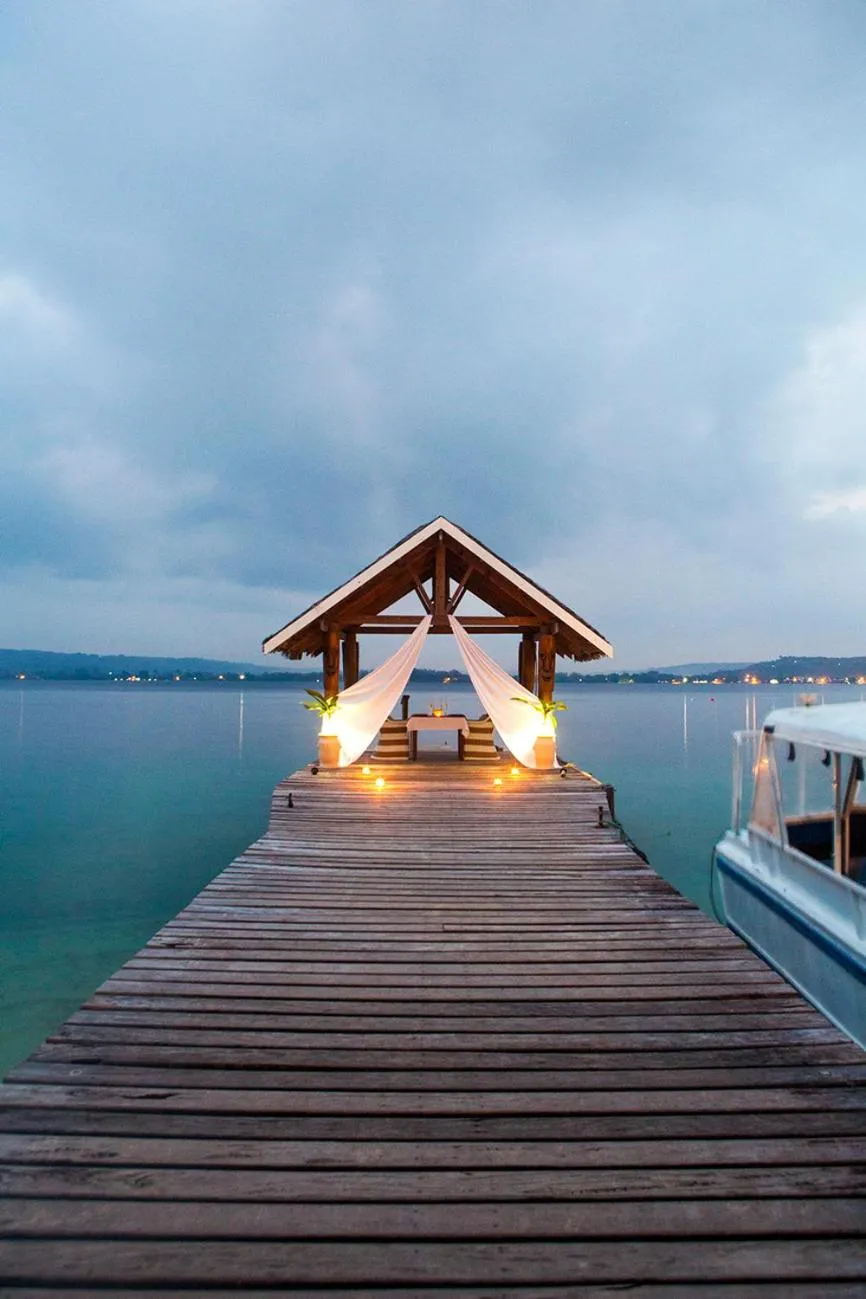 Restaurant/places to eat in Aore Island Resort