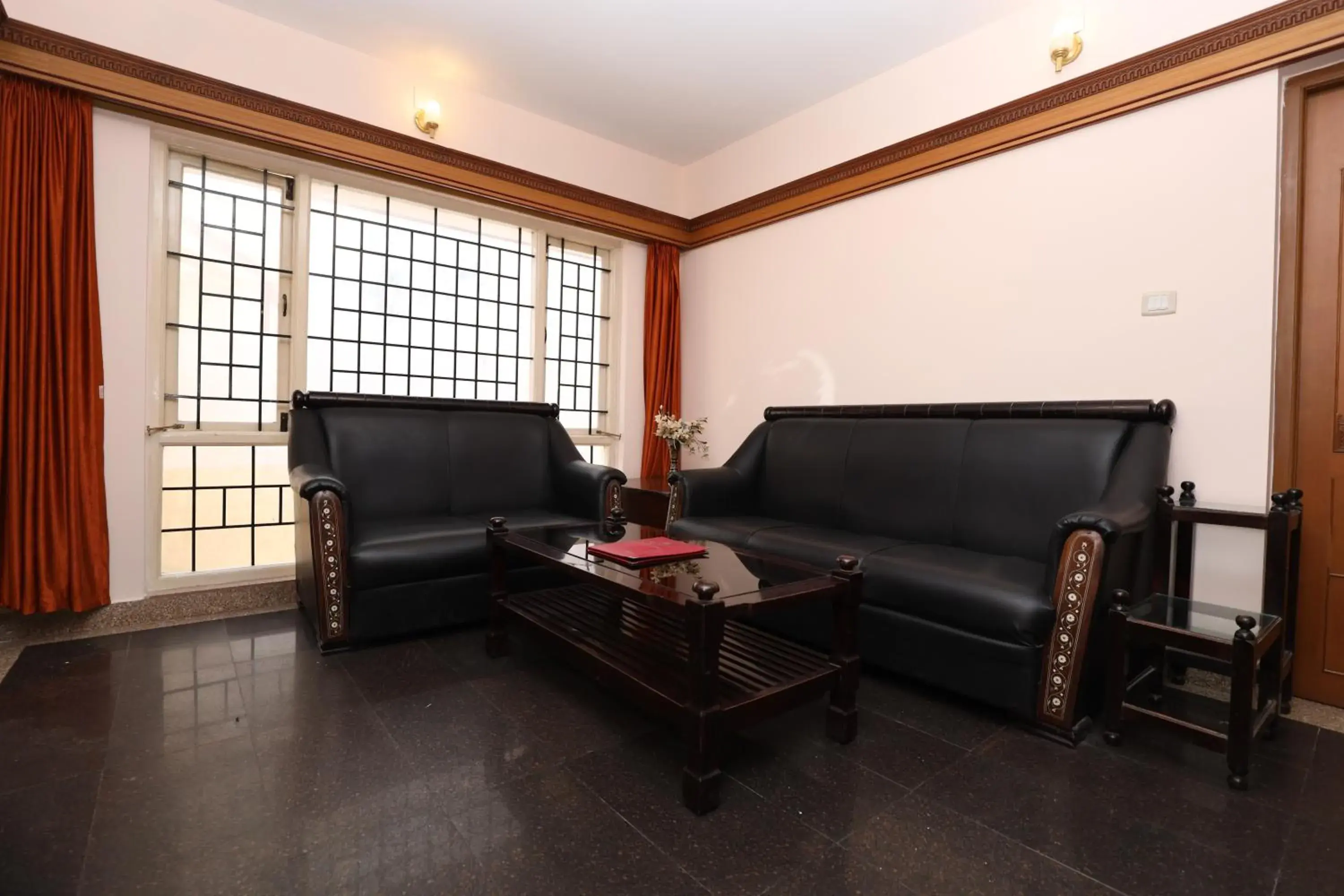 Deluxe Room in Hotel Silver Oak Deluxe Room in Hotel Silver Oak