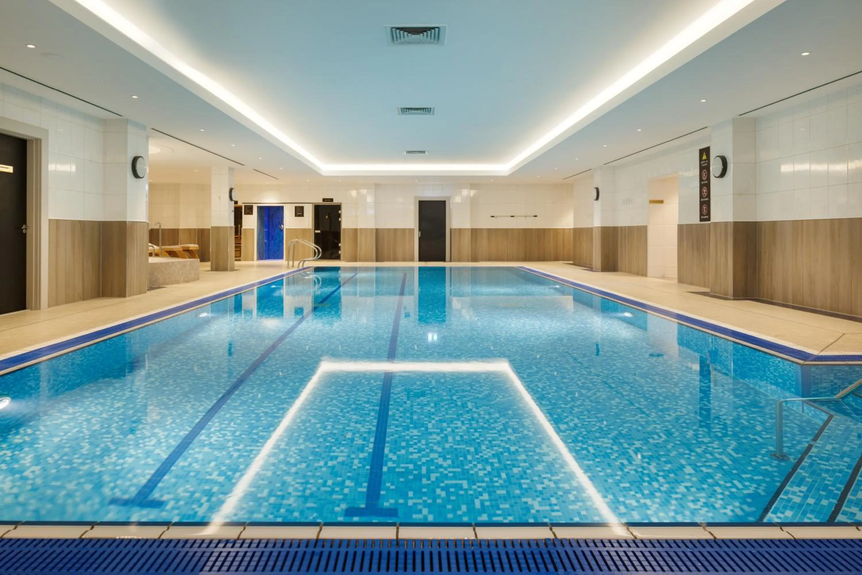 Swimming pool in Hilton Glasgow