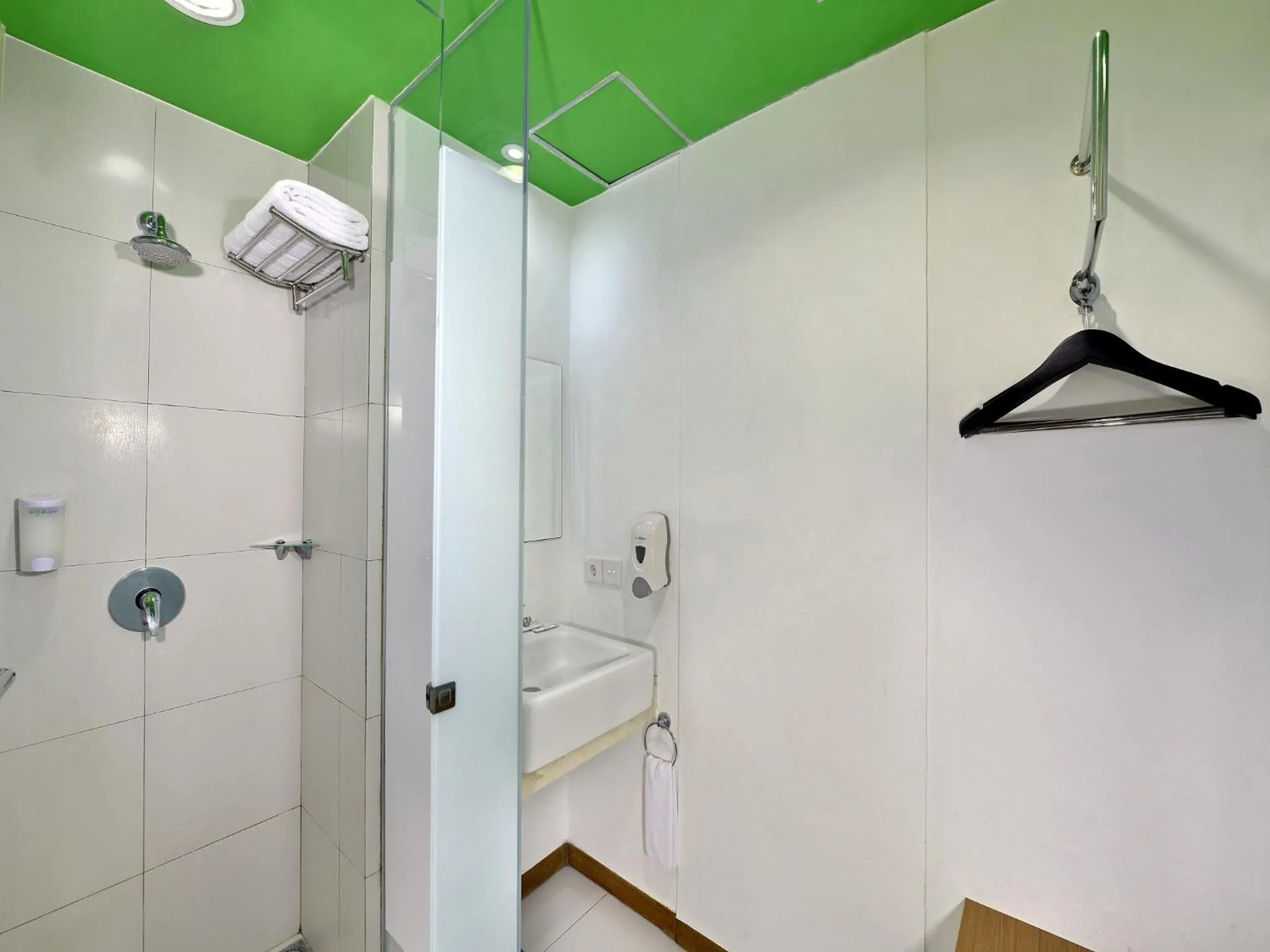 Shower in Whiz Hotel Pemuda Semarang